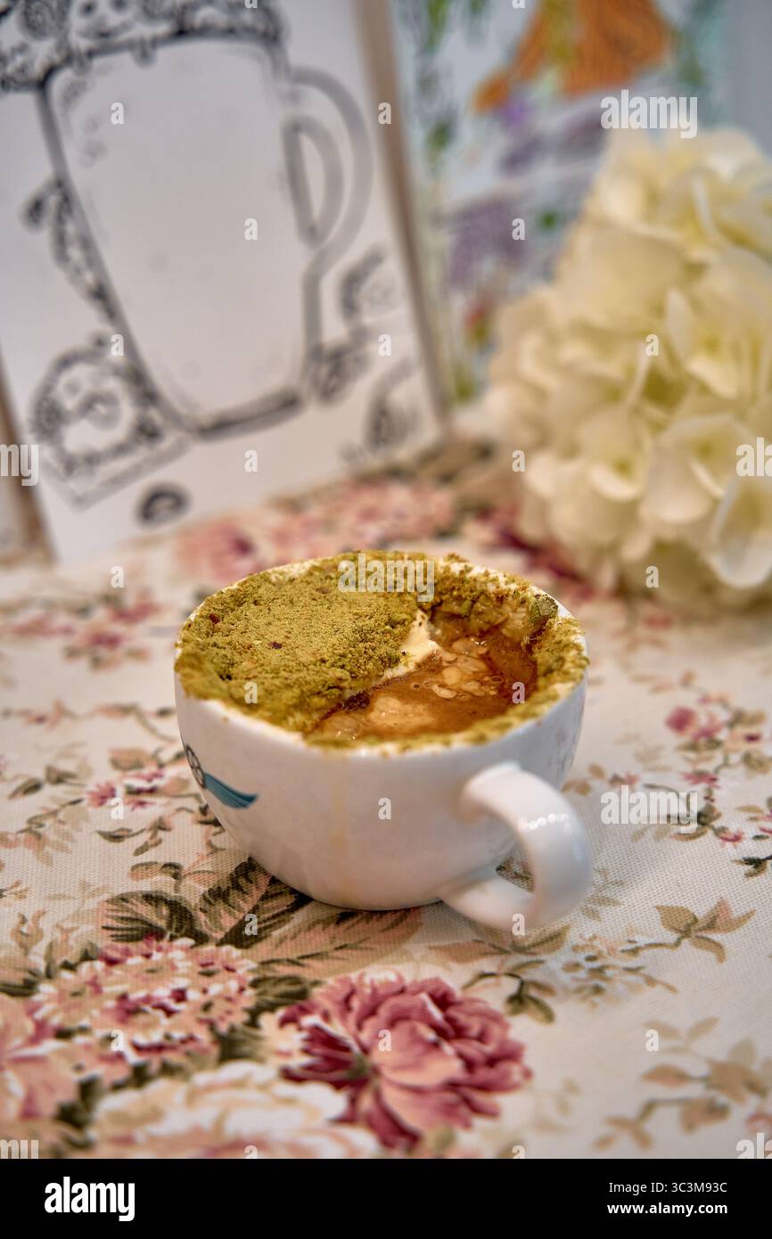 Köstliches Dessert in einer Tasse: Ein köstliches, mehrschichtiges Leckerli mit einzigartigen Texturen und Aromen, perfekt für jeden Anlass, verziert mit elegantem Floral Surround Stockfoto