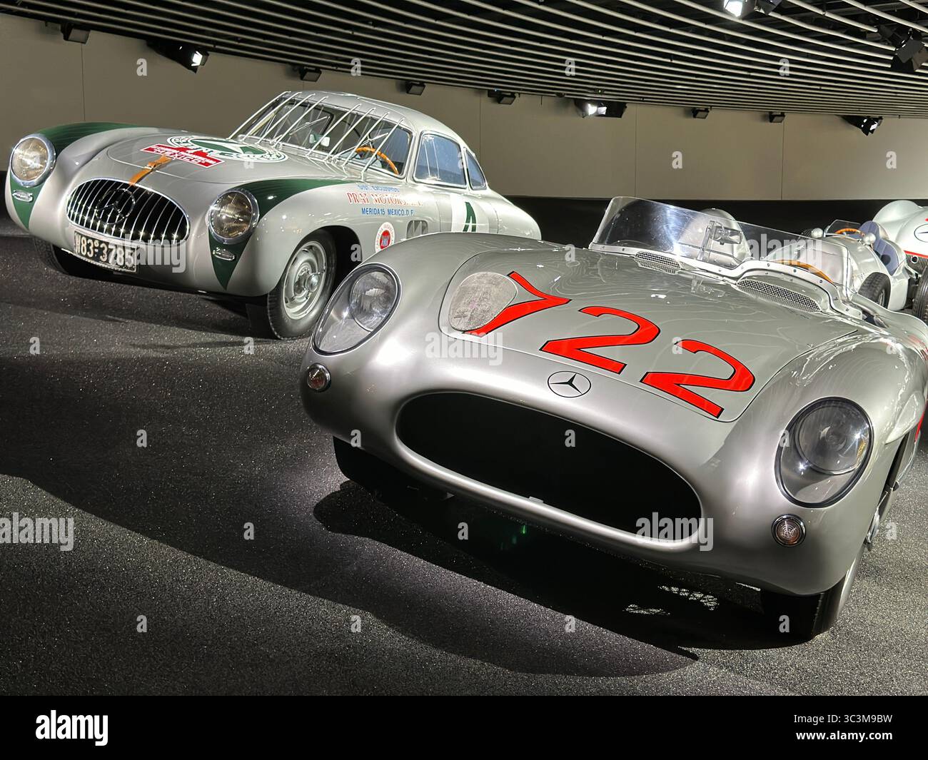 Mercedes-Benz 300 SLR #722 und 300 SL #4, legendäre Rennwagen aus den 1950er Jahren und Sieger von Mille Miglia und Carrera Panamericana, nebeneinander dargestellt. Stockfoto