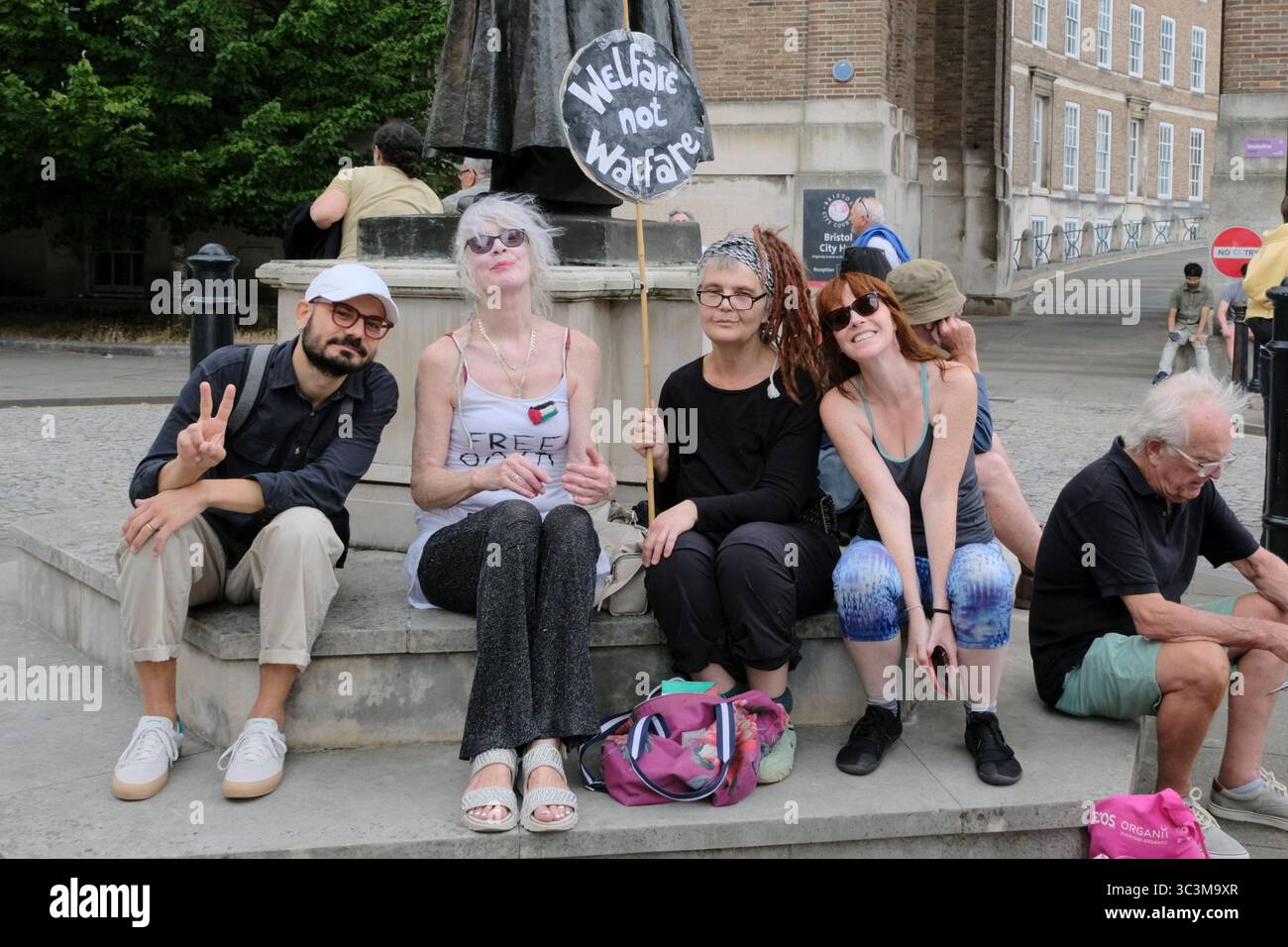 Bristol, Großbritannien. Juli 2025. Die Bristol Palestine Alliance hat ein Recht auf Redefreiheit vor der Bristol Cathedral. Viele Redner äußerten Bedenken darüber, dass das Recht auf freie Meinungsäußerung durch das jüngste Verbot der Palästinensischen Allianz-Gruppe untergraben werde. Quelle: JMF News/Alamy Live News Stockfoto
