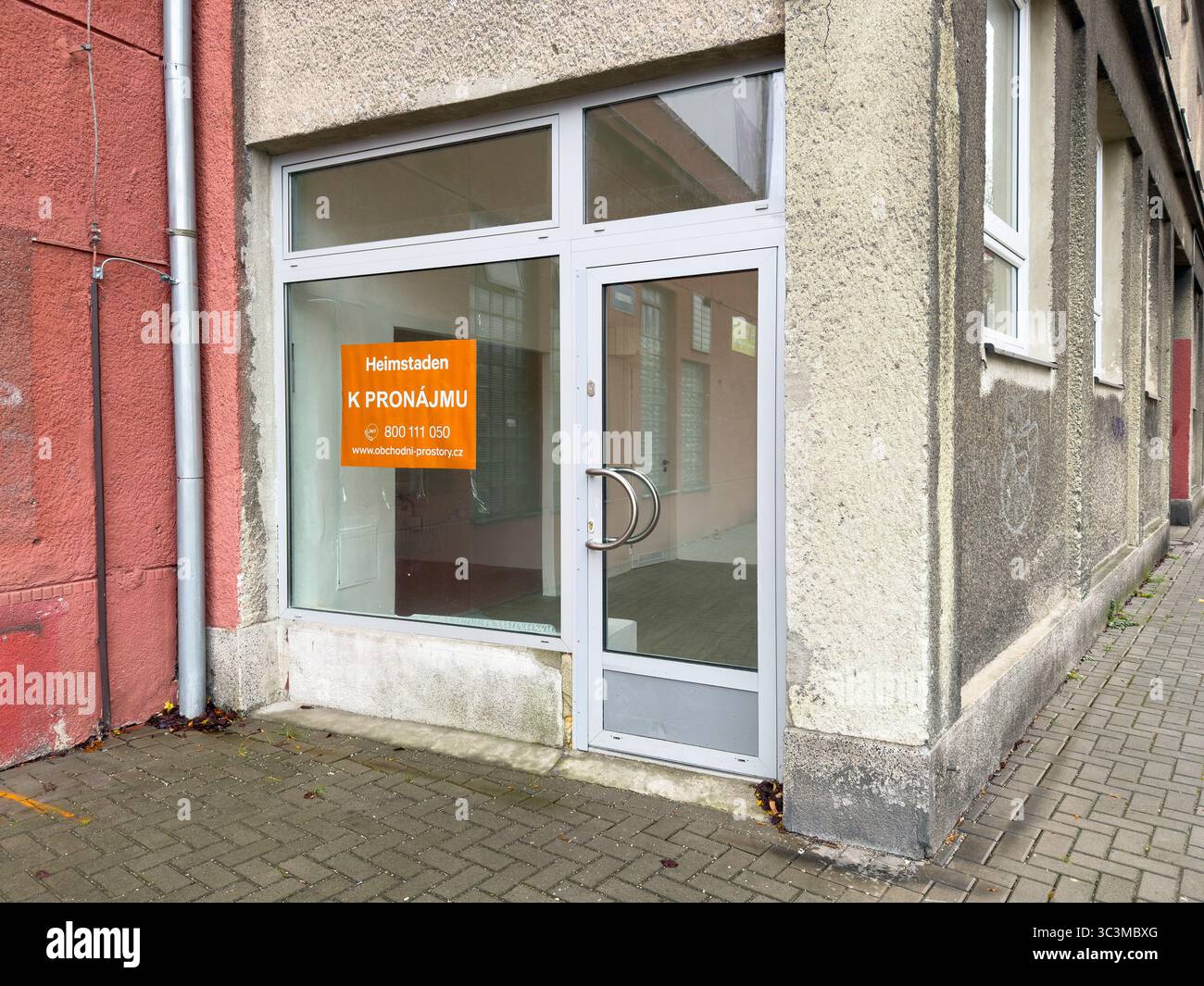 Ostrava, Tschechien - 21. November 2024: Kommerzielles Poster der Immobilienvermietung Heimstaden am Fenster, das kostenlose Büromieten auf Tschechisch anbietet Stockfoto