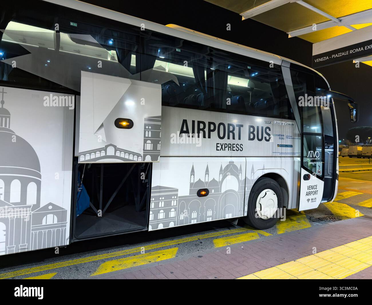 Venedig, Italien - 1. November 2024: Flughafenbus-Express zum Flughafen Venedig bei Nacht von ATVO Stockfoto