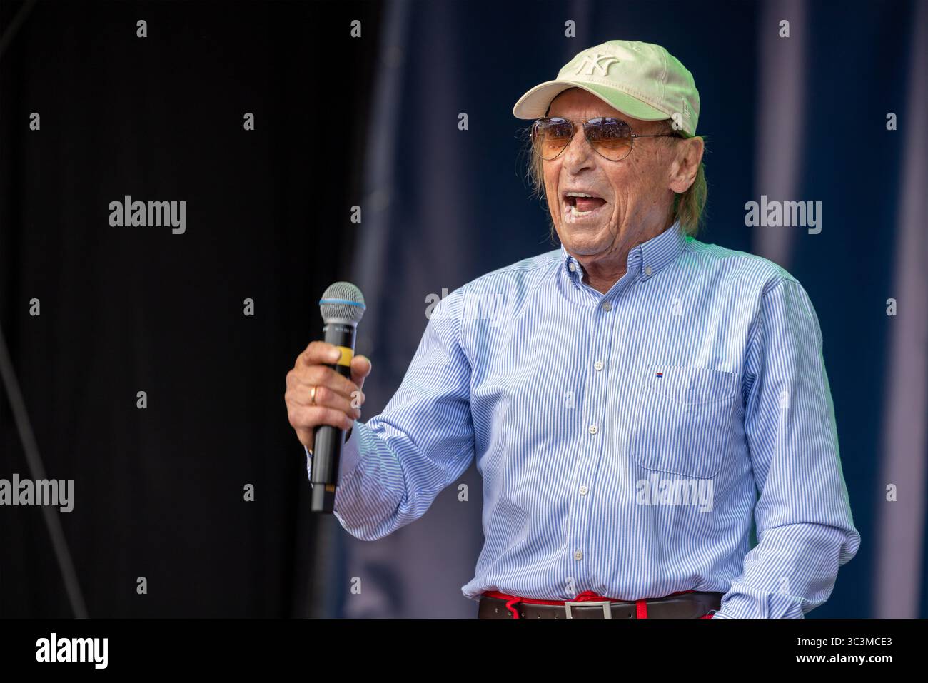 Wettenberg, Deutschland. Juli 2025. Schauspieler, Oldtimer-Fan und Rennfahrer Claus Theo Gärtner, bekannt als Privatdetektiv Josef Maula aus der ZDF-Krimi-Serie „ein Fall für zwei“, ist Stargast und erzählt von spannenden Autoszenen aus der Zeit. Zum 34. Mal erweckt das Golden Oldies Festival die Zeit von den 1950er bis 1980er Jahren mit Musik, Mode und klassischen Autos wieder zum Leben. Quelle: Christian Lademann/dpa/Alamy Live News Stockfoto