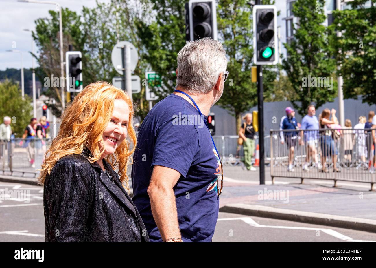 Dundee, Tayside, Schottland, Vereinigtes Königreich. Juli 2025. Carol Decker von der 1980er-Band T’Pau mit ihrem Ehemann Richard Coates kommt hinter der Bühne in Dundee Slessor Gardens an. Das Discovery Festival in Dundee veranstaltet die 80er Jahre Calling, eine Musikshow mit Bands aus den 1980er Jahren Vom 25. Bis 27. Juli 2025. Quelle: Dundee Photographics/Alamy Live News Stockfoto