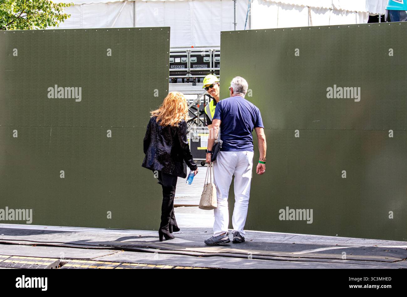 Dundee, Tayside, Schottland, Vereinigtes Königreich. Juli 2025. Carol Decker von der 1980er-Band T’Pau mit ihrem Ehemann Richard Coates kommt hinter der Bühne in Dundee Slessor Gardens an. Das Discovery Festival in Dundee veranstaltet die 80er Jahre Calling, eine Musikshow mit Bands aus den 1980er Jahren Vom 25. Bis 27. Juli 2025. Quelle: Dundee Photographics/Alamy Live News Stockfoto