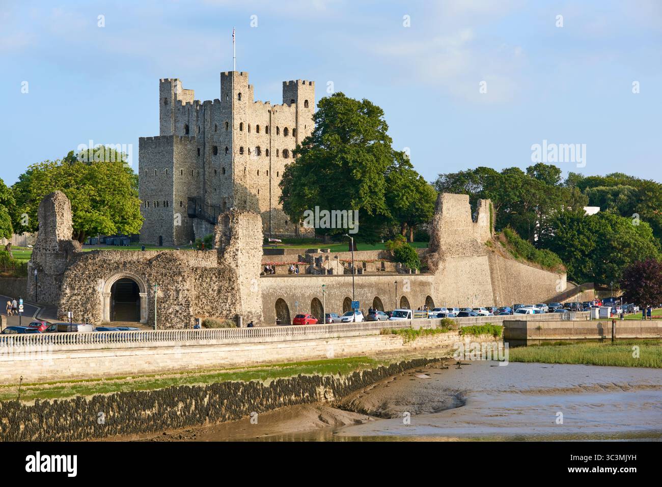 Rochester Castle, Rochester, Kent, Großbritannien, am Ufer des River Medway, im Sommer Stockfoto