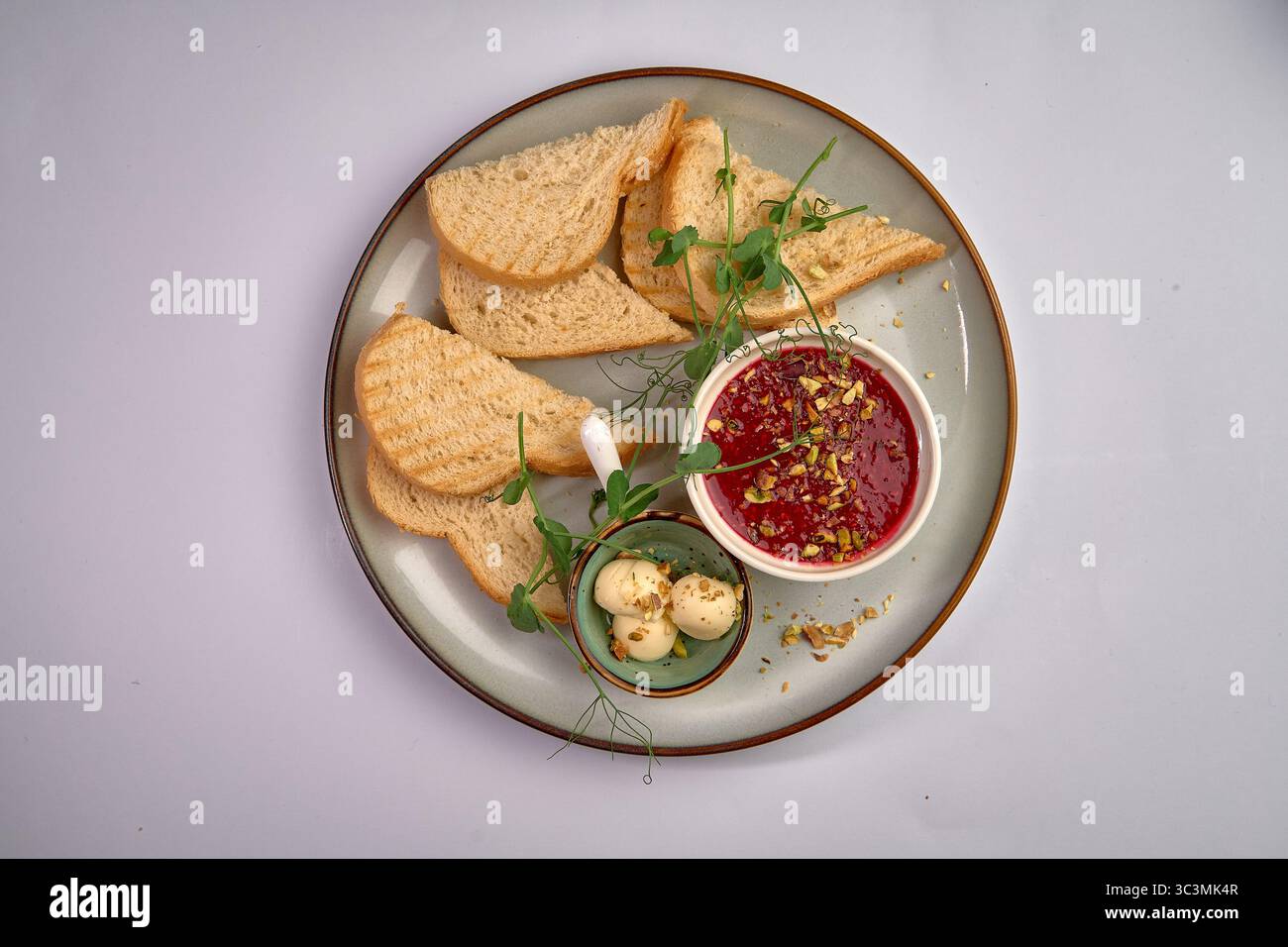 Eine exquisite Zusammenstellung von Brot, Gelee und Pfannkuchen, die eine kulinarische Köstlichkeit bietet, die perfekt zum Snacken oder Teilen ist Stockfoto