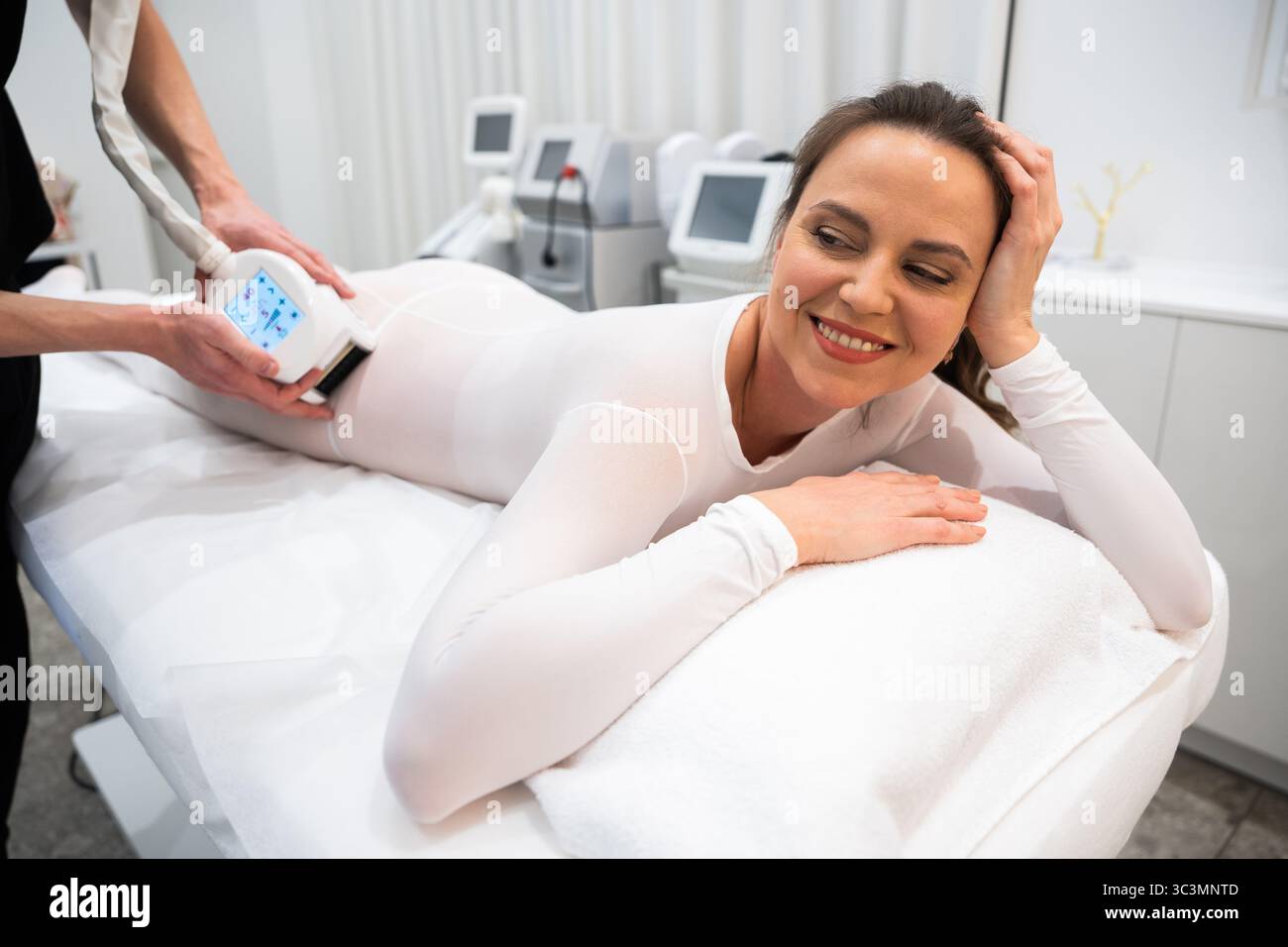 Frau genießt entspannende Körperbehandlungen in einem Wellnesscenter Stockfoto