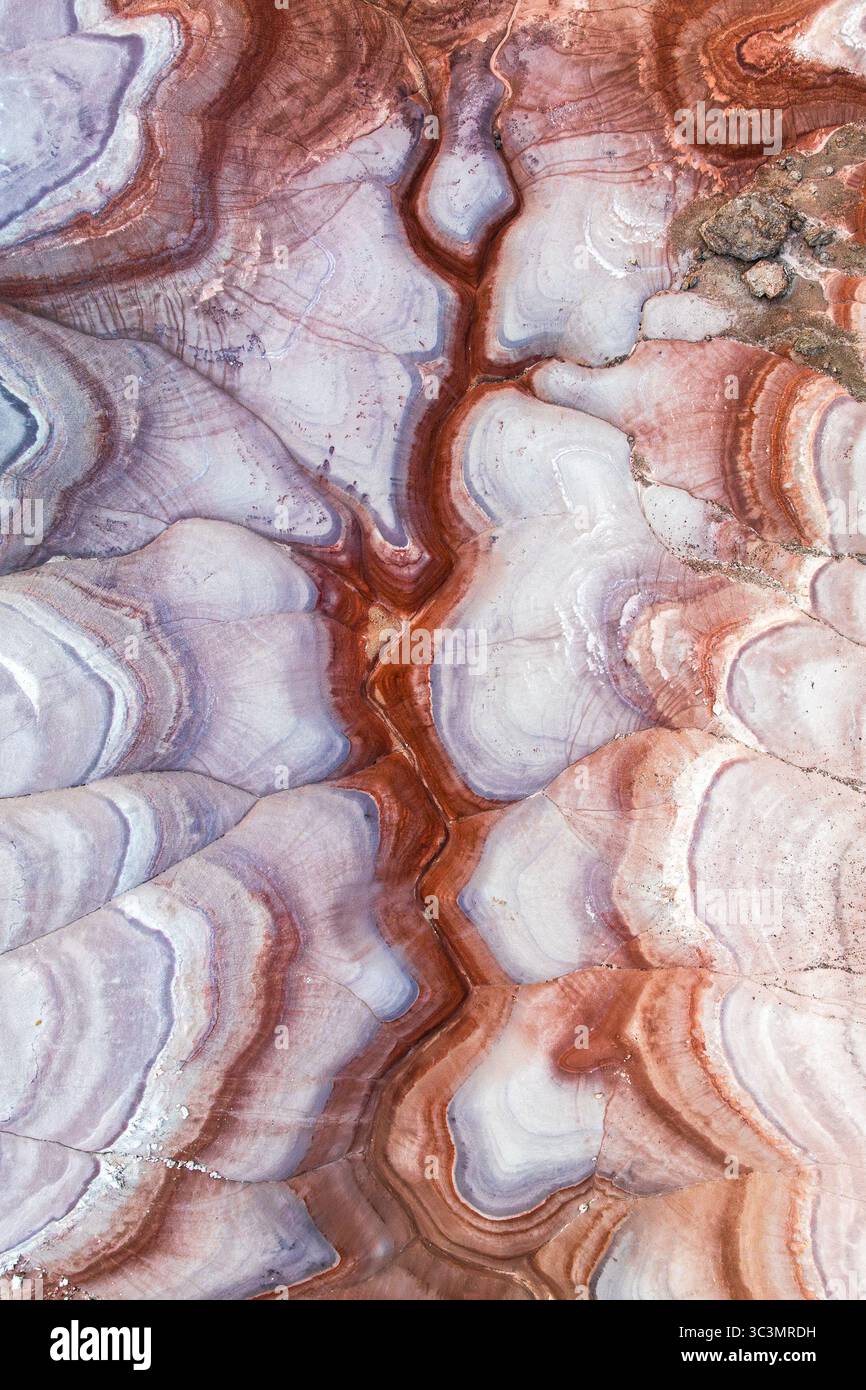 Blick von oben auf die mehrfarbigen Bentonite in Utah, USA, die die lebendigen geologischen Muster und Texturen aus der Luftperspektive zeigen und die Natur hervorheben Stockfoto