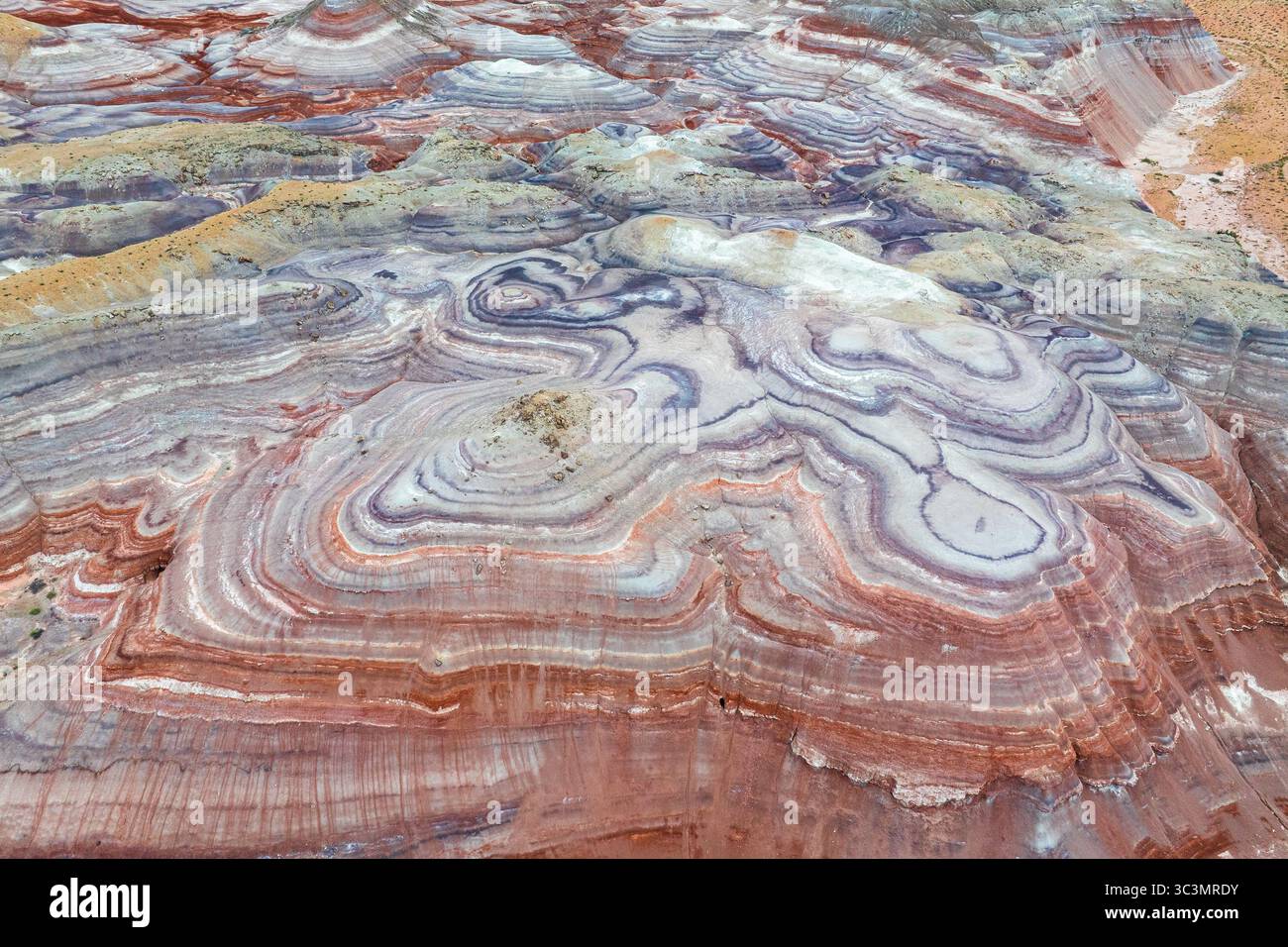 Blick von oben auf die bunten Bentonitformationen in der Wüste Utah mit lebendigen geologischen Mustern und Texturen. Von oben aufgenommen, Highlighti Stockfoto