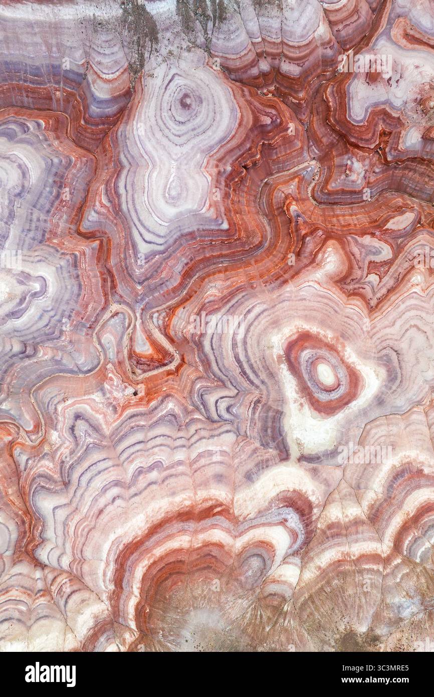 Blick von oben auf die bunten Bentonite mit lebendigen geologischen Formationen in Utah, USA. Diese Luftaufnahme erfasst die komplizierten Muster und reichen c Stockfoto