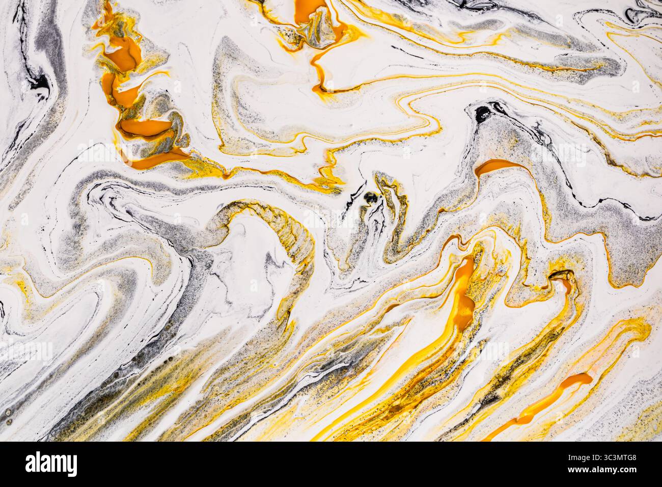 Lebendiger abstrakter Acrylfarbenhintergrund mit wirbelnden Mustern in Orange, Schwarz und weiß. Die dynamische Bewegung und die reichhaltigen Texturen sorgen für eine Kappe Stockfoto