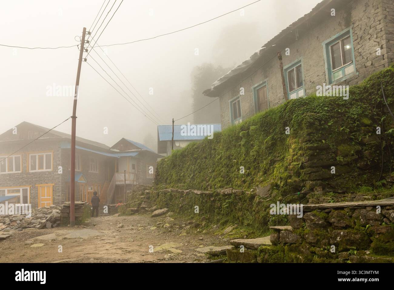 Nebliger Morgen auf dem namche Basar, Nepal, mit traditionellen Steinhäusern und üppigem Grün. Die ruhige Atmosphäre spiegelt die ruhige Schönheit des Himalaya wider Stockfoto