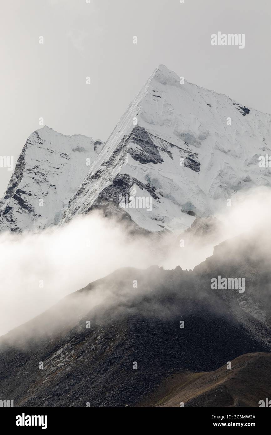 Ein atemberaubender Blick auf die schneebedeckten Gipfel des Himalaya von Kala Patthar, Nepal. Nebelwolken umhüllen die zerklüftete Landschaft und bieten einen Blick auf M Stockfoto