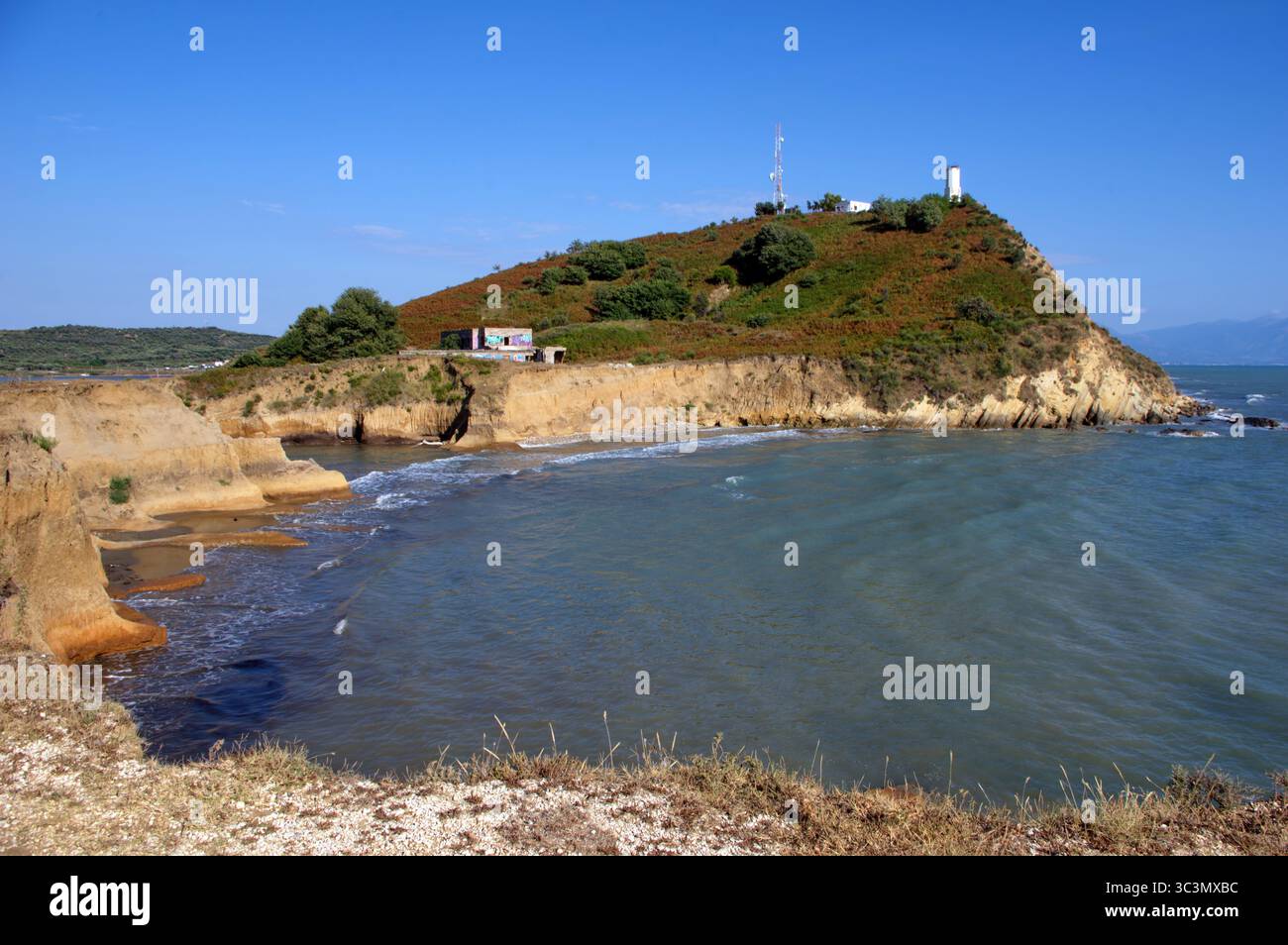 Veduta degli scogli di arenaria e del Mare contro il cielo, nei pressi di Valona in Albanien Stockfoto