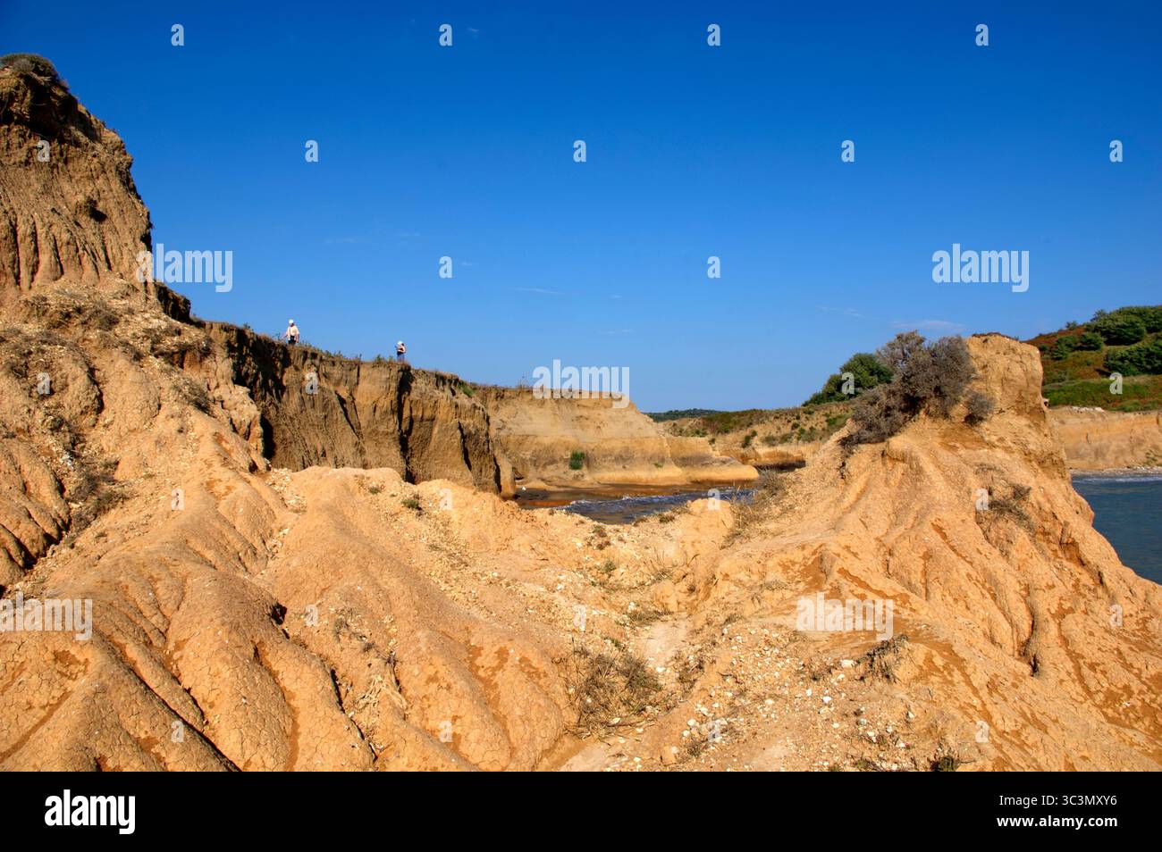 Veduta degli scogli di arenaria e del Mare contro il cielo, nei pressi di Valona in Albanien Stockfoto