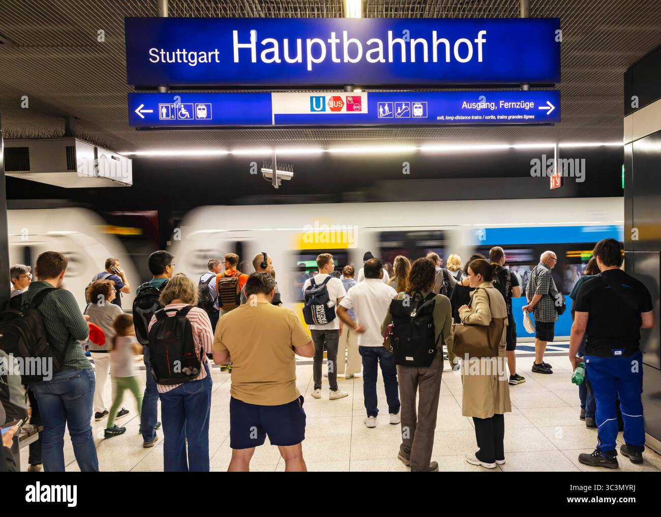 Hauptbahnhof Stuttgart mit S-Behn. Menschen am Bahnsteig. // 24.07.2025. Stuttgart, Baden-Württemberg, Deutschland *** Stuttgart Hauptbahnhof mit S Behn Personen auf Gleis 24 07 2025 Stuttgart, Baden Württemberg, Deutschland Stockfoto Hauptbahnhof Stuttgart mit S-Behn. Menschen am Bahnsteig. // 24.07.2025. Stuttgart, Baden-Württemberg, Deutschland *** Stuttgart Hauptbahnhof mit S Behn Personen auf Gleis 24 07 2025 Stuttgart, Baden Württemberg, Deutschland Stockfoto