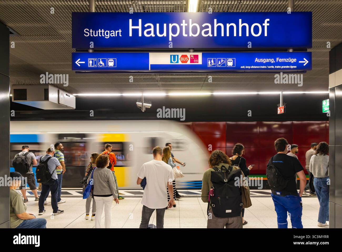 Hauptbahnhof Stuttgart mit S-Behn. Menschen am Bahnsteig. // 24.07.2025. Stuttgart, Baden-Württemberg, Deutschland *** Stuttgart Hauptbahnhof mit S Behn Personen auf Gleis 24 07 2025 Stuttgart, Baden Württemberg, Deutschland Stockfoto Hauptbahnhof Stuttgart mit S-Behn. Menschen am Bahnsteig. // 24.07.2025. Stuttgart, Baden-Württemberg, Deutschland *** Stuttgart Hauptbahnhof mit S Behn Personen auf Gleis 24 07 2025 Stuttgart, Baden Württemberg, Deutschland Stockfoto