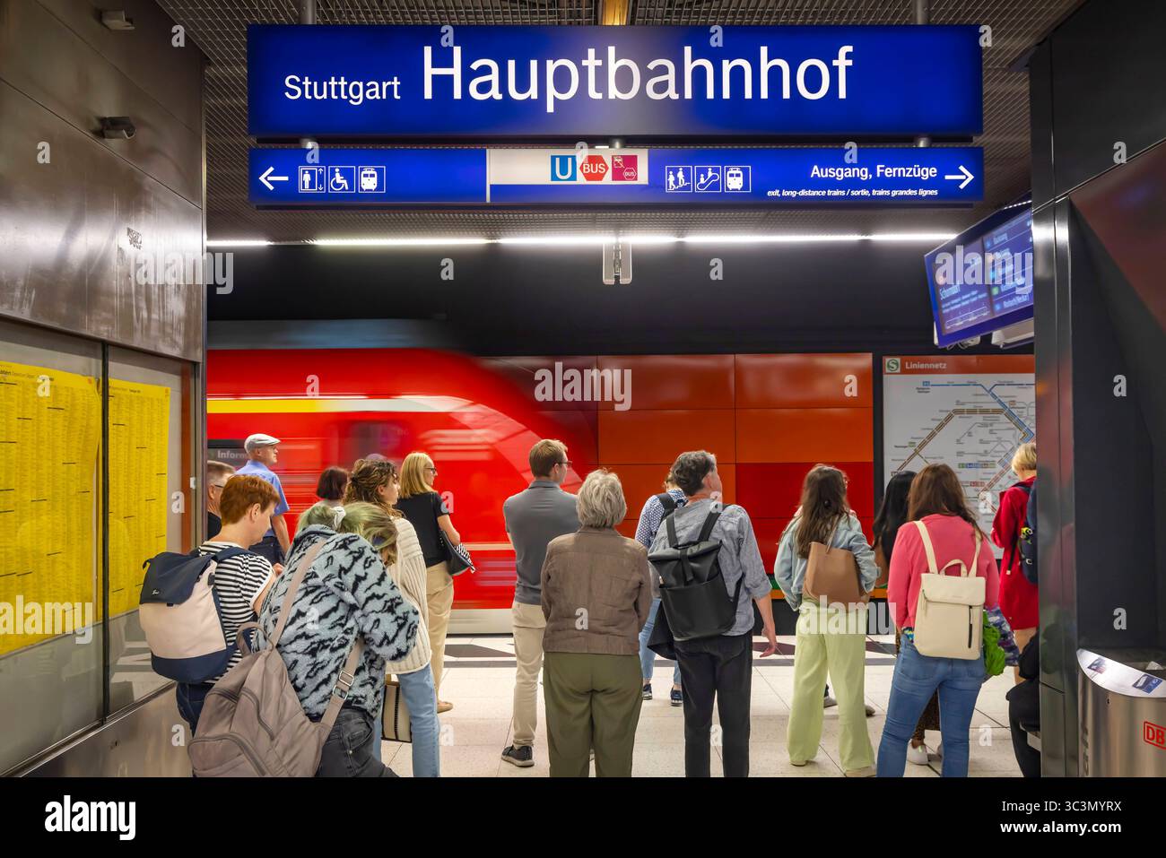 Hauptbahnhof Stuttgart mit S-Behn. Menschen am Bahnsteig. // 24.07.2025. Stuttgart, Baden-Württemberg, Deutschland *** Stuttgart Hauptbahnhof mit S Behn Personen auf Gleis 24 07 2025 Stuttgart, Baden Württemberg, Deutschland Stockfoto Hauptbahnhof Stuttgart mit S-Behn. Menschen am Bahnsteig. // 24.07.2025. Stuttgart, Baden-Württemberg, Deutschland *** Stuttgart Hauptbahnhof mit S Behn Personen auf Gleis 24 07 2025 Stuttgart, Baden Württemberg, Deutschland Stockfoto