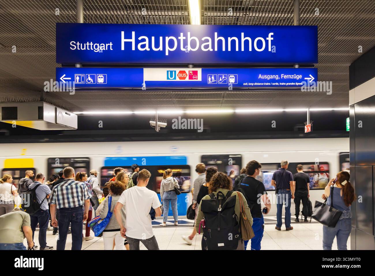 Hauptbahnhof Stuttgart mit S-Behn. Menschen am Bahnsteig. // 24.07.2025. Stuttgart, Baden-Württemberg, Deutschland *** Stuttgart Hauptbahnhof mit S Behn Personen auf Gleis 24 07 2025 Stuttgart, Baden Württemberg, Deutschland Stockfoto Hauptbahnhof Stuttgart mit S-Behn. Menschen am Bahnsteig. // 24.07.2025. Stuttgart, Baden-Württemberg, Deutschland *** Stuttgart Hauptbahnhof mit S Behn Personen auf Gleis 24 07 2025 Stuttgart, Baden Württemberg, Deutschland Stockfoto