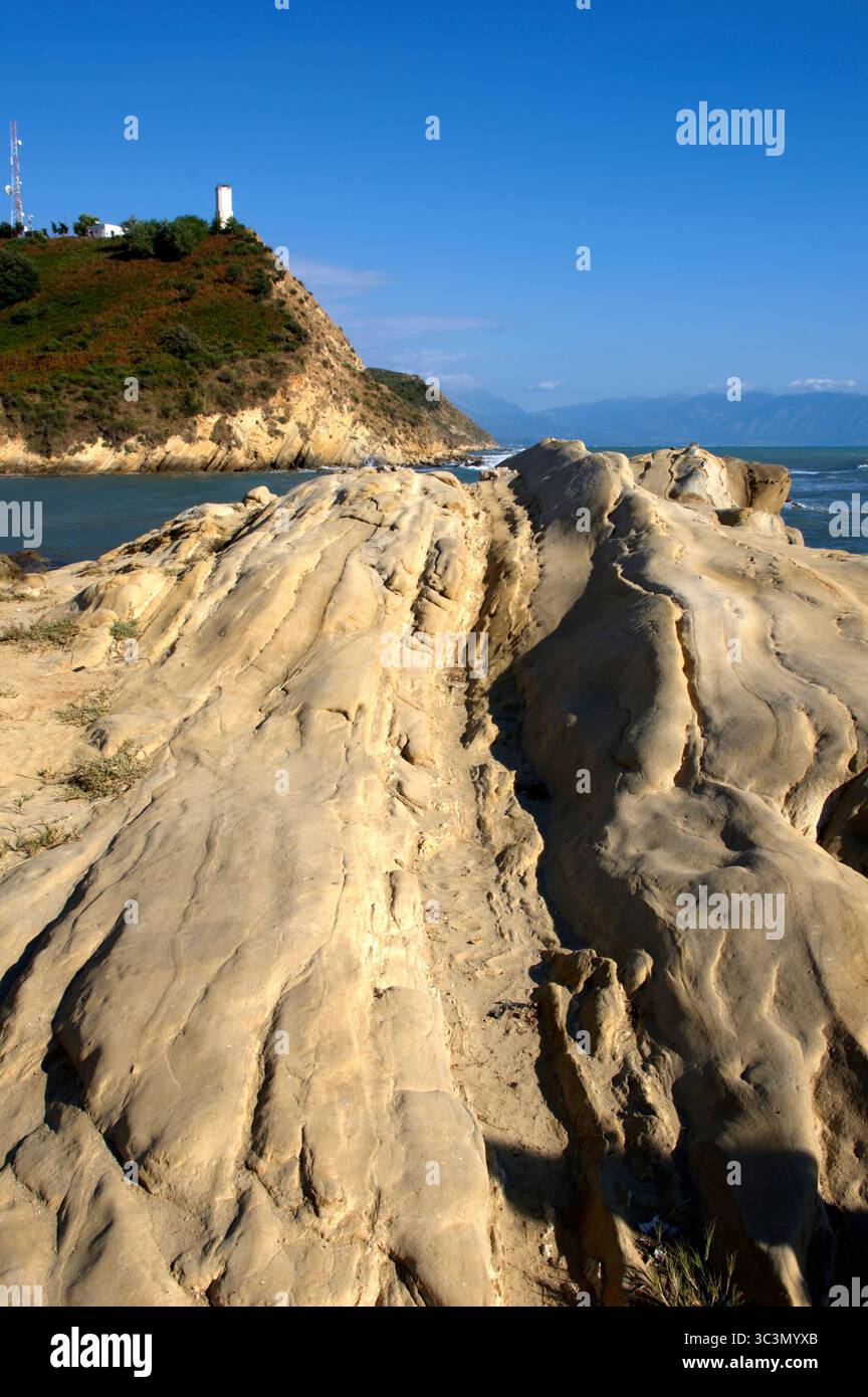 Veduta degli scogli di arenaria e del Mare contro il cielo, nei pressi di Valona in Albanien Stockfoto