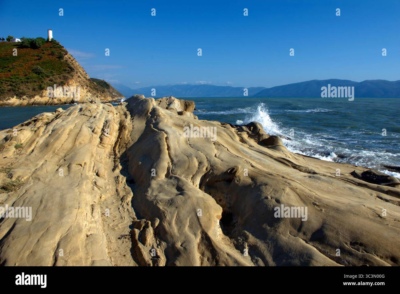 Veduta degli scogli di arenaria e del Mare contro il cielo, nei pressi di Valona in Albanien Stockfoto