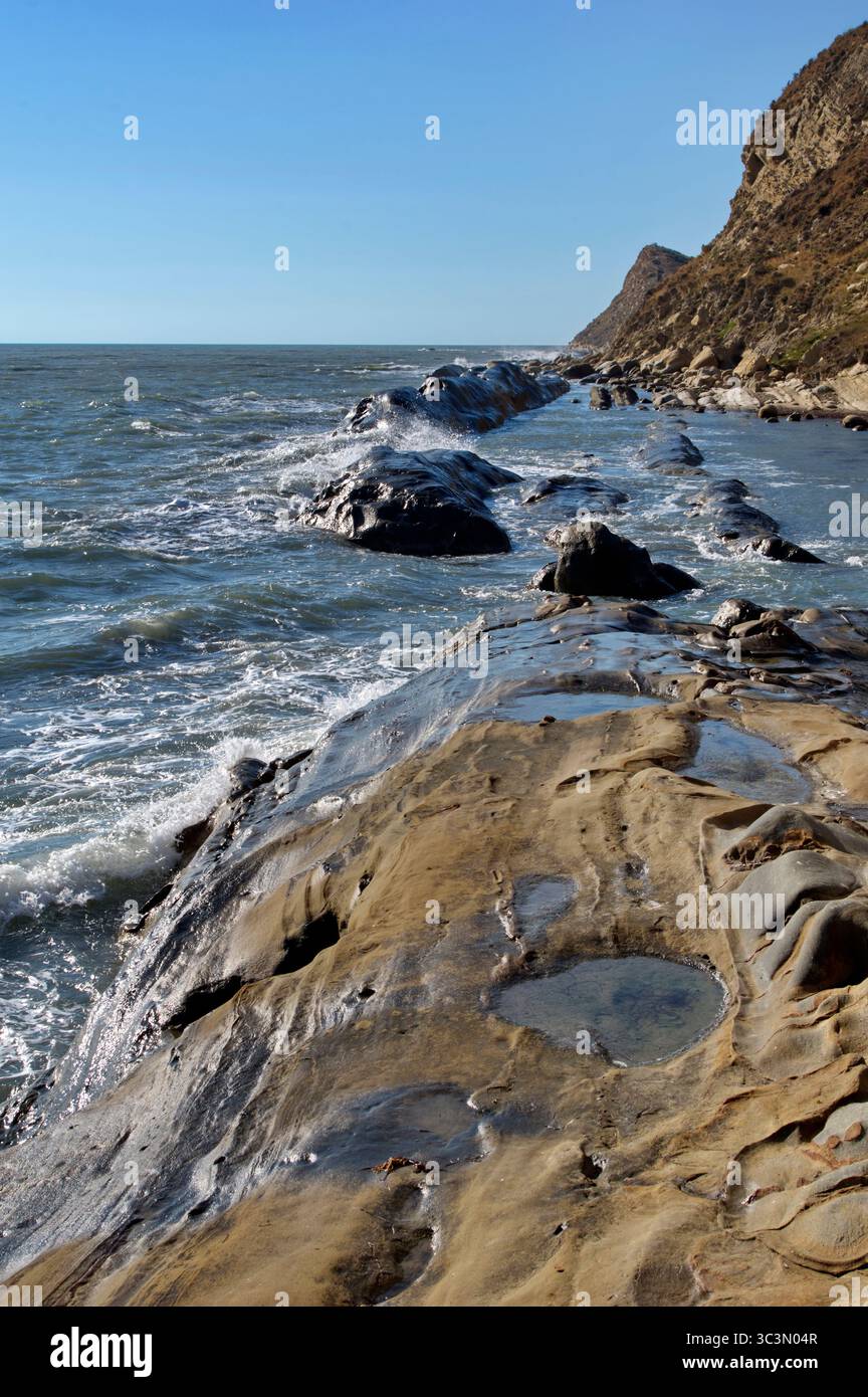 Veduta degli scogli di arenaria e del Mare contro il cielo, nei pressi di Valona in Albanien Stockfoto