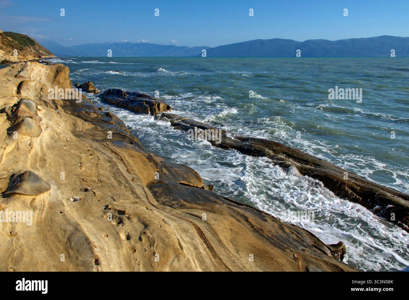 Veduta degli scogli di arenaria e del Mare contro il cielo, nei pressi di Valona in Albanien Stockfoto