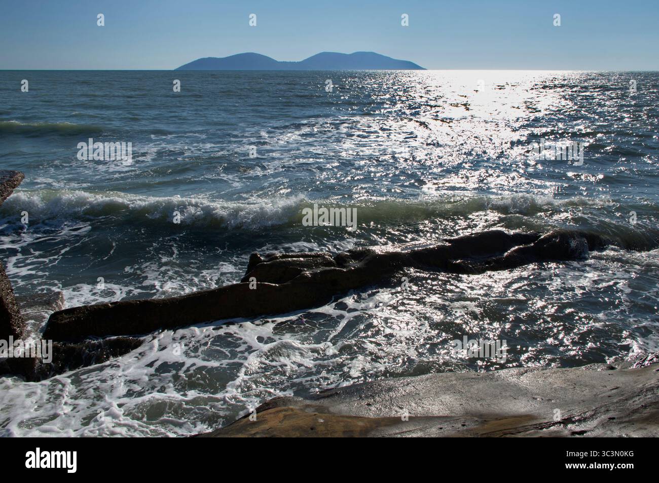 Veduta degli scogli di arenaria e del Mare contro il cielo, nei pressi di Valona in Albanien Stockfoto