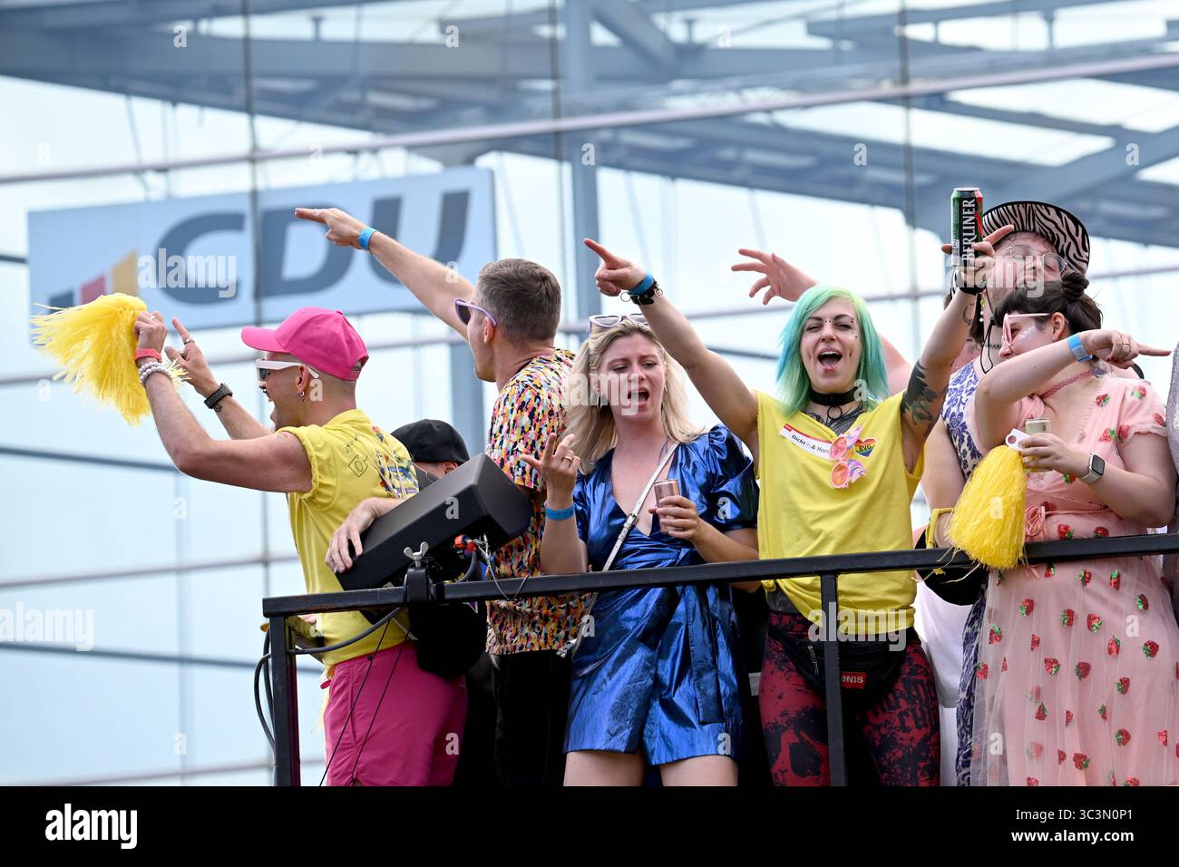 Berlin, Deutschland. Juli 2025. Die 47. Berlin Pride, die Christopher Street Day (CSD) Demonstration, findet am Konrad-Adenauer-Haus statt. Unter dem Motto „nie wieder schweigen“ marschieren 80 Lkw mit 100 verschiedenen Gruppen durch die Stadt, um für Vielfalt, Menschenrechte und den Schutz von Minderheiten zu demonstrieren. Die CSD in Berlin gilt als eine der größten Veranstaltungen der LGBTQ-Community in Europa. Quelle: Bernd von Jutrczenka/dpa/Alamy Live News Stockfoto