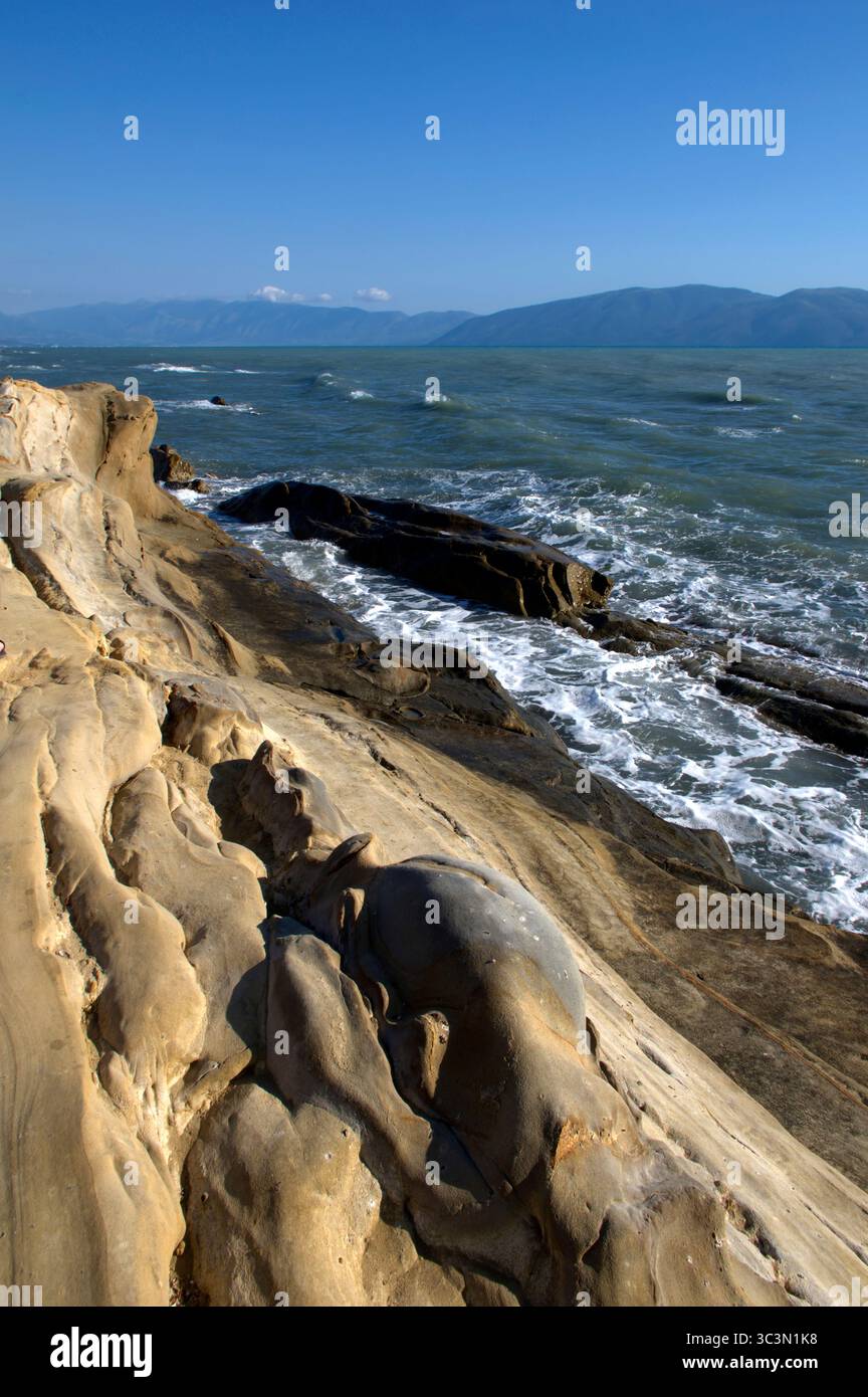 Veduta degli scogli di arenaria e del Mare contro il cielo, nei pressi di Valona in Albanien Stockfoto