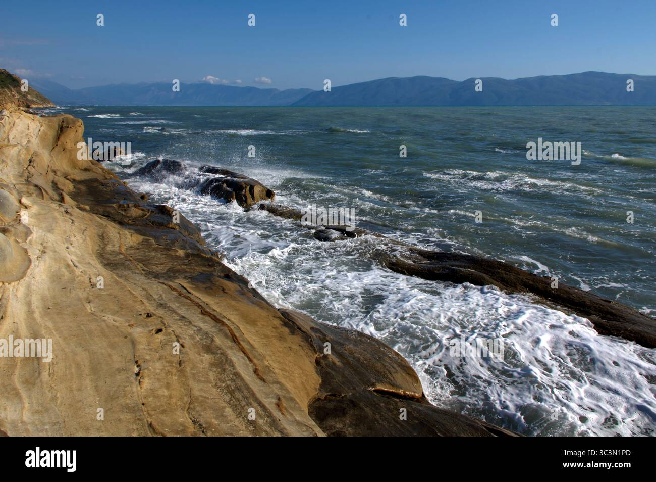 Veduta degli scogli di arenaria e del Mare contro il cielo, nei pressi di Valona in Albanien Stockfoto