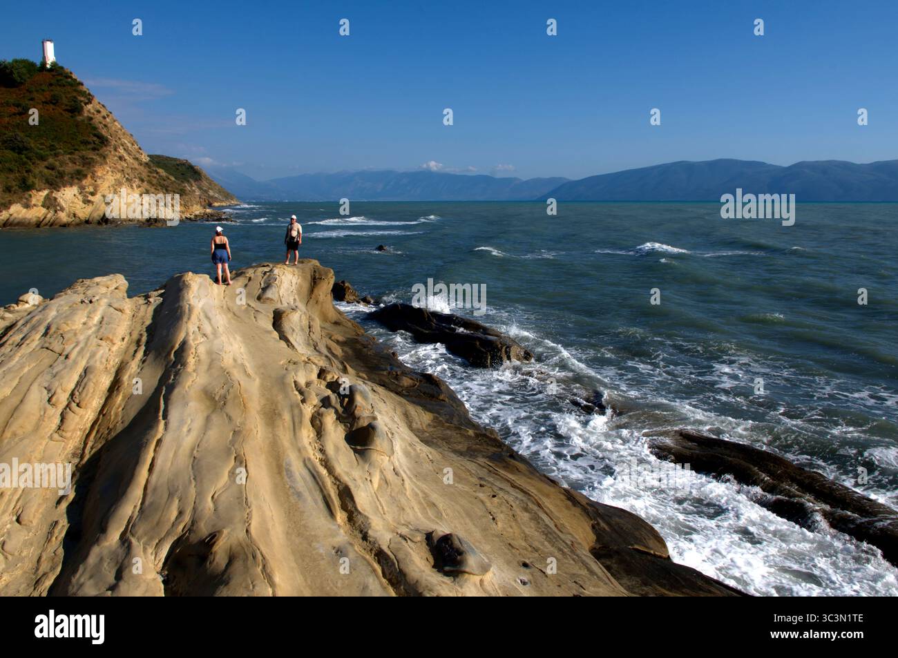Veduta degli scogli di arenaria e del Mare contro il cielo, nei pressi di Valona in Albanien Stockfoto