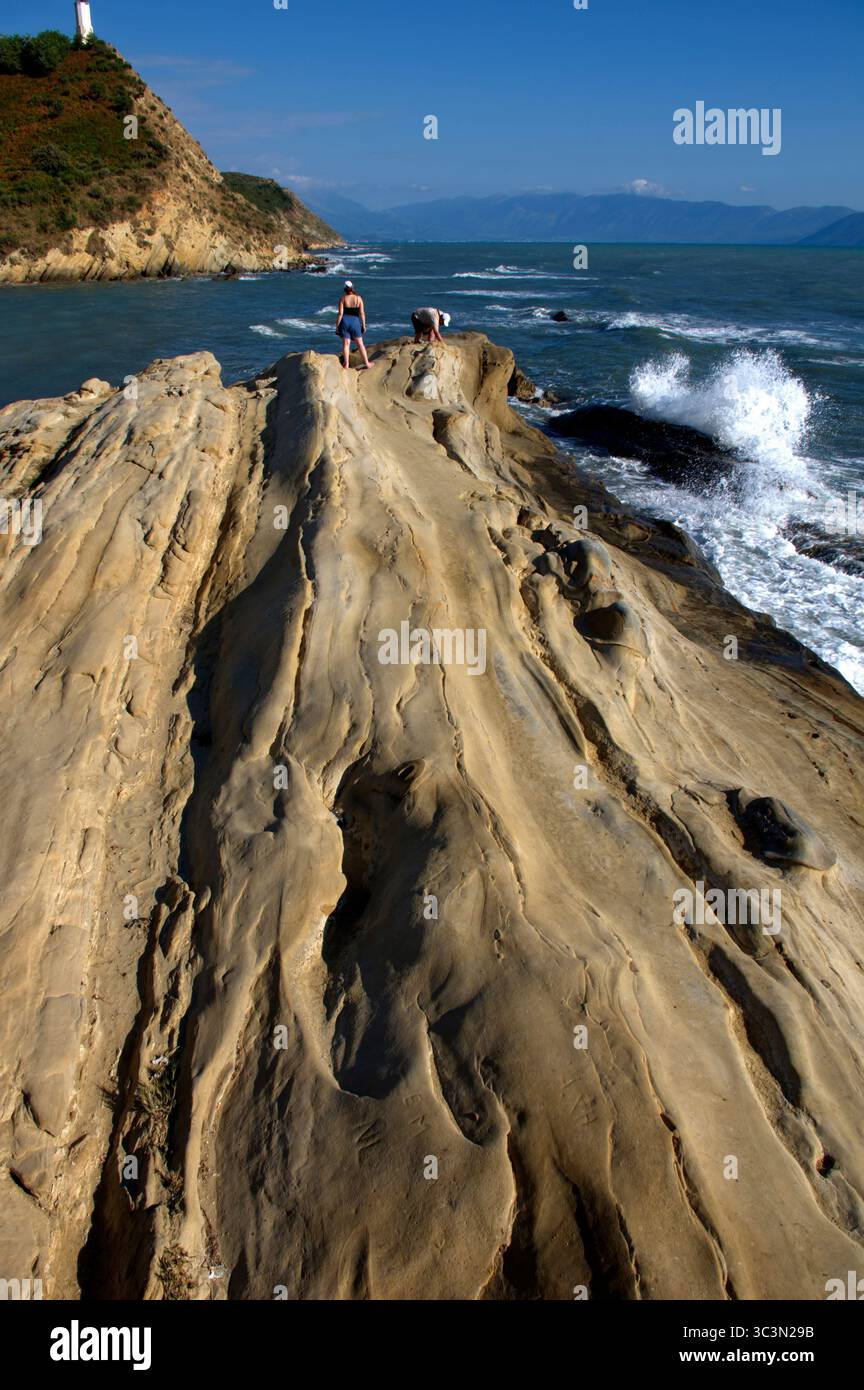 Veduta degli scogli di arenaria e del Mare contro il cielo, nei pressi di Valona in Albanien Stockfoto