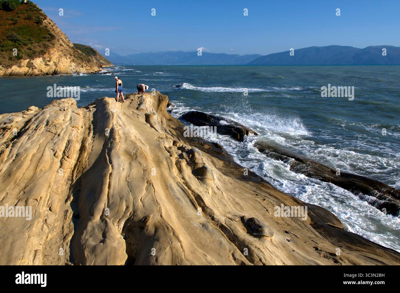 Veduta degli scogli di arenaria e del Mare contro il cielo, nei pressi di Valona in Albanien Stockfoto