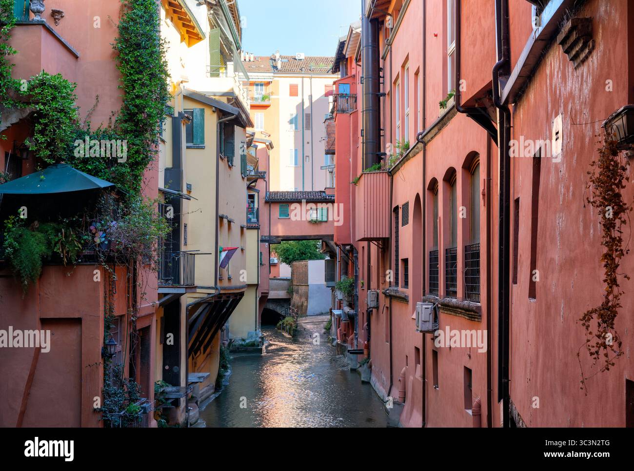 Berühmtes geheimes Fenster oder Finestrella in der Mauer zum versteckten Teil der Stadt in Bologna, Italien Europa. Kanal von Reno in der Piella Straße. Historisches Trav Stockfoto