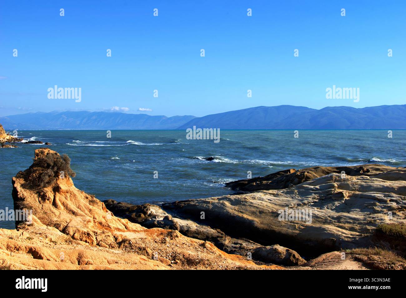 Veduta degli scogli di arenaria e del Mare contro il cielo, nei pressi di Valona in Albanien Stockfoto