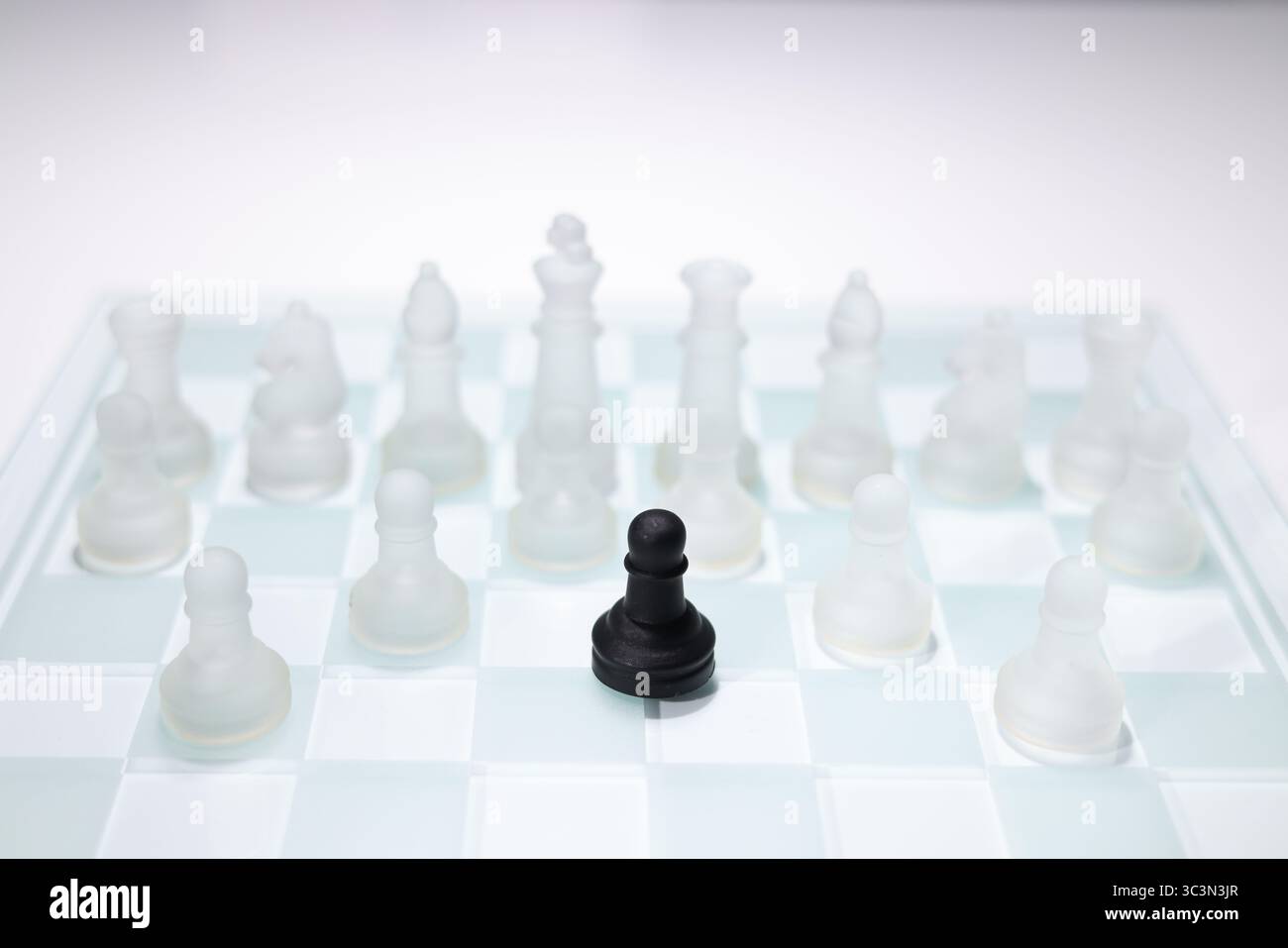 Schach, Bauern umgeben Stockfoto
