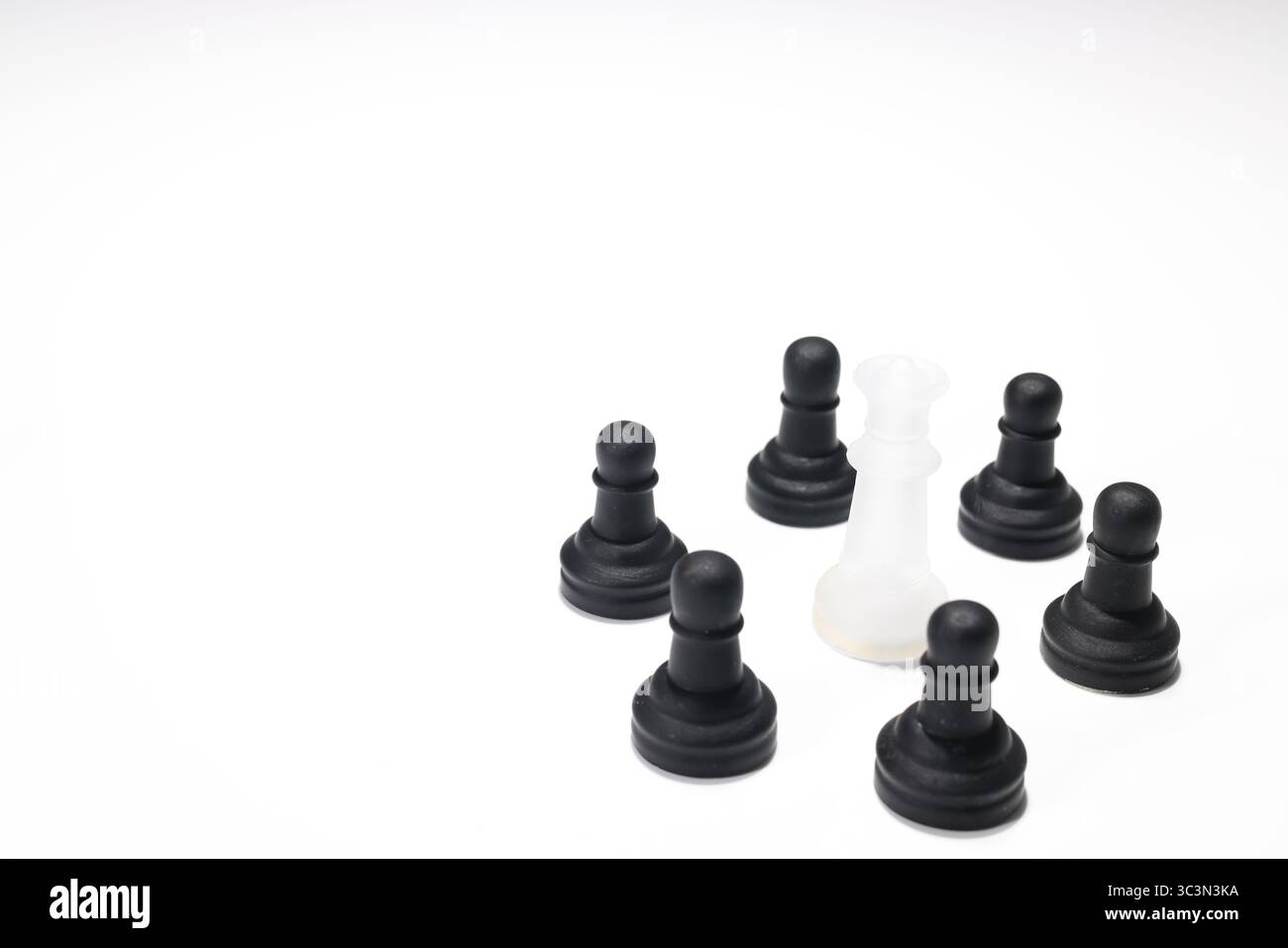 Schach, Königin umgeben von Bauern Stockfoto