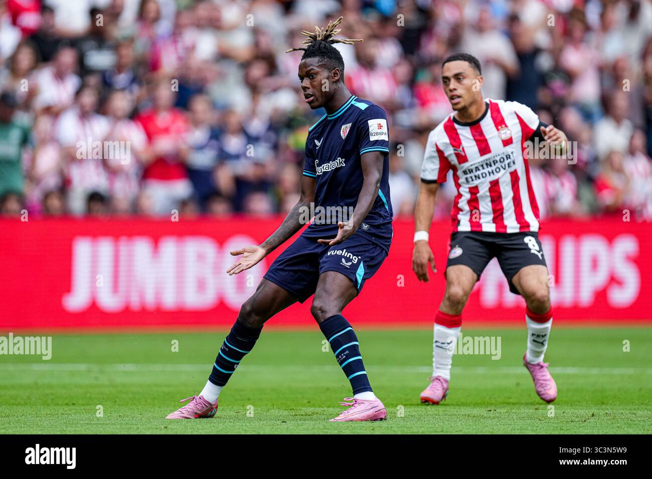 Eindhoven, Niederlande. Juli 2025. EINDHOVEN, NIEDERLANDE - 26. JULI: Nico Williams vom Athletic Club bittet um den Ball während des Vorsaison-Freundschaftsspiels zwischen PSV und Athletic Club im Philips Stadion am 26. Juli 2025 in Eindhoven, Niederlande. (Foto von Joris Verwijst/Orange Pictures) Credit: Orange Pics BV/Alamy Live News Stockfoto