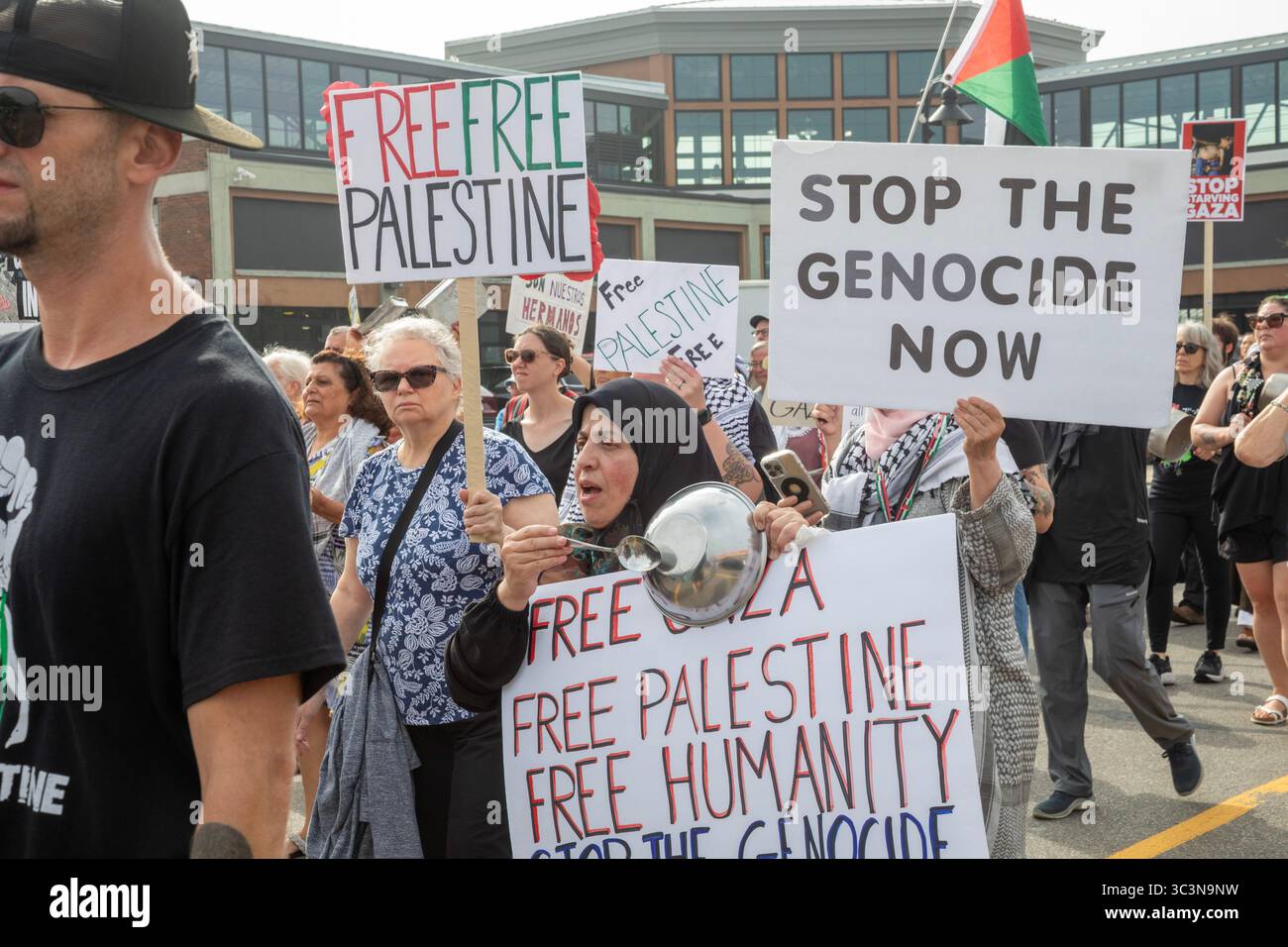 Detroit, Michigan, USA. Juli 2025. Demonstranten versammeln sich auf dem Ostmarkt und knallen leere Töpfe, um gegen den Hunger in Gaza zu protestieren. Quelle: Jim West/Alamy Live News Stockfoto