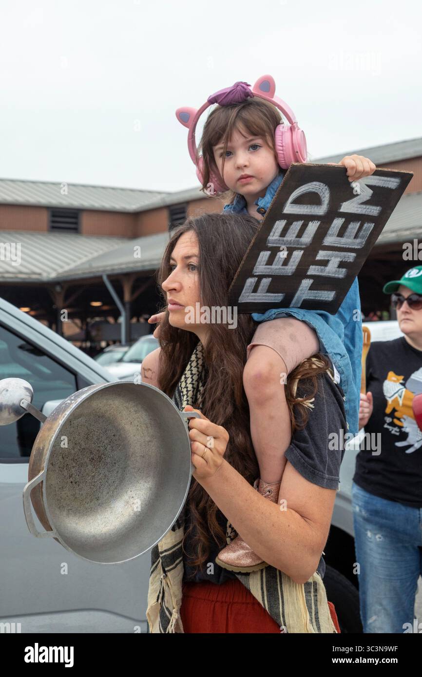 Detroit, Michigan, USA. Juli 2025. Demonstranten versammeln sich auf dem Ostmarkt und knallen leere Töpfe, um gegen den Hunger in Gaza zu protestieren. Quelle: Jim West/Alamy Live News Stockfoto