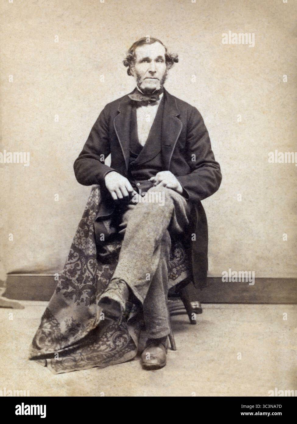 Älterer viktorianischer Gentleman in einem Studio. Stockfoto