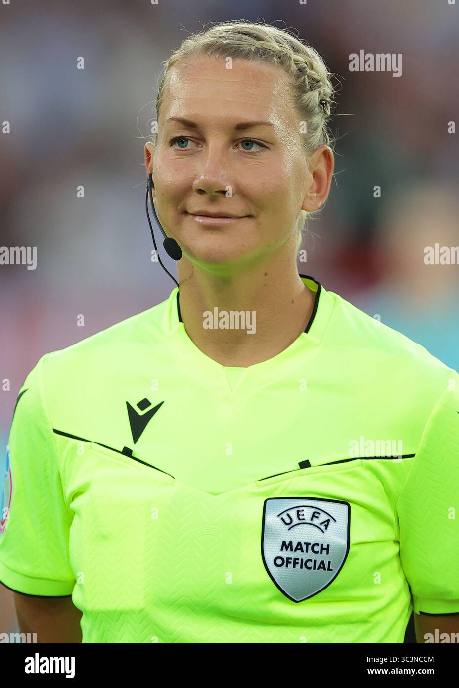 Zürich, Schweiz. Juli 2025. Der vierte Offizielle Tess Olofsson aus Schweden sieht sich vor dem Auftakt im Halbfinalspiel Deutschland Frauen gegen Spanien Frauen UEFA Frauen-Euro im Stadion Letzigrund in Zürich an. Der Bildnachweis sollte lauten: Jonathan Moscrop/Sportimage Credit: Sportimage Ltd/Alamy Live News Stockfoto