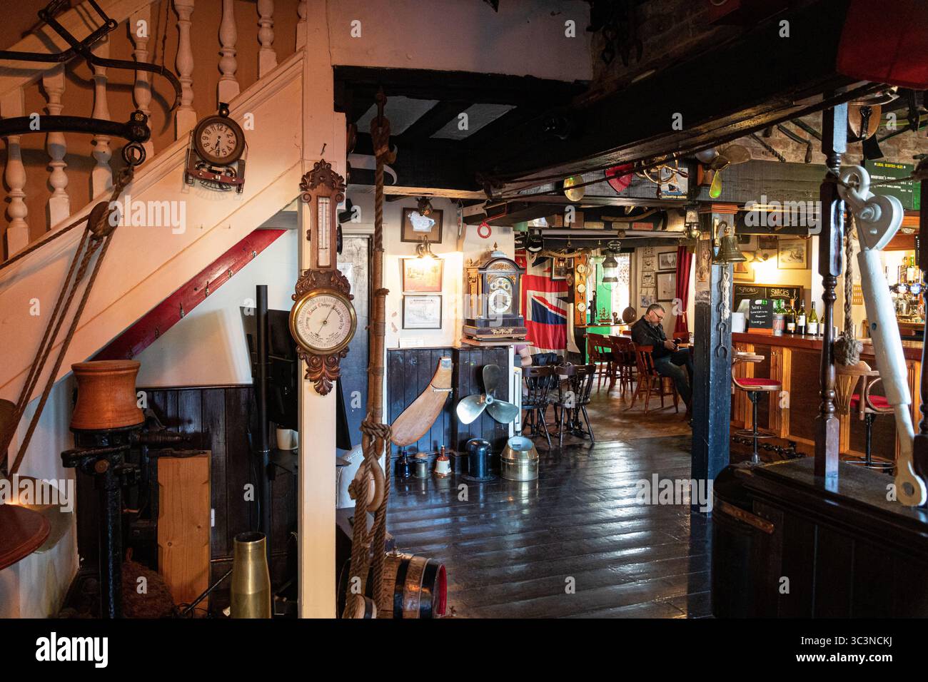 King's Lynn, England. Innenansicht des Crown & Mitre Pub an der Ferry Street, einem ehemaligen Kaufhaus aus dem 17. Jahrhundert, das in ein nautisches Gebäude umgewandelt wurde Stockfoto