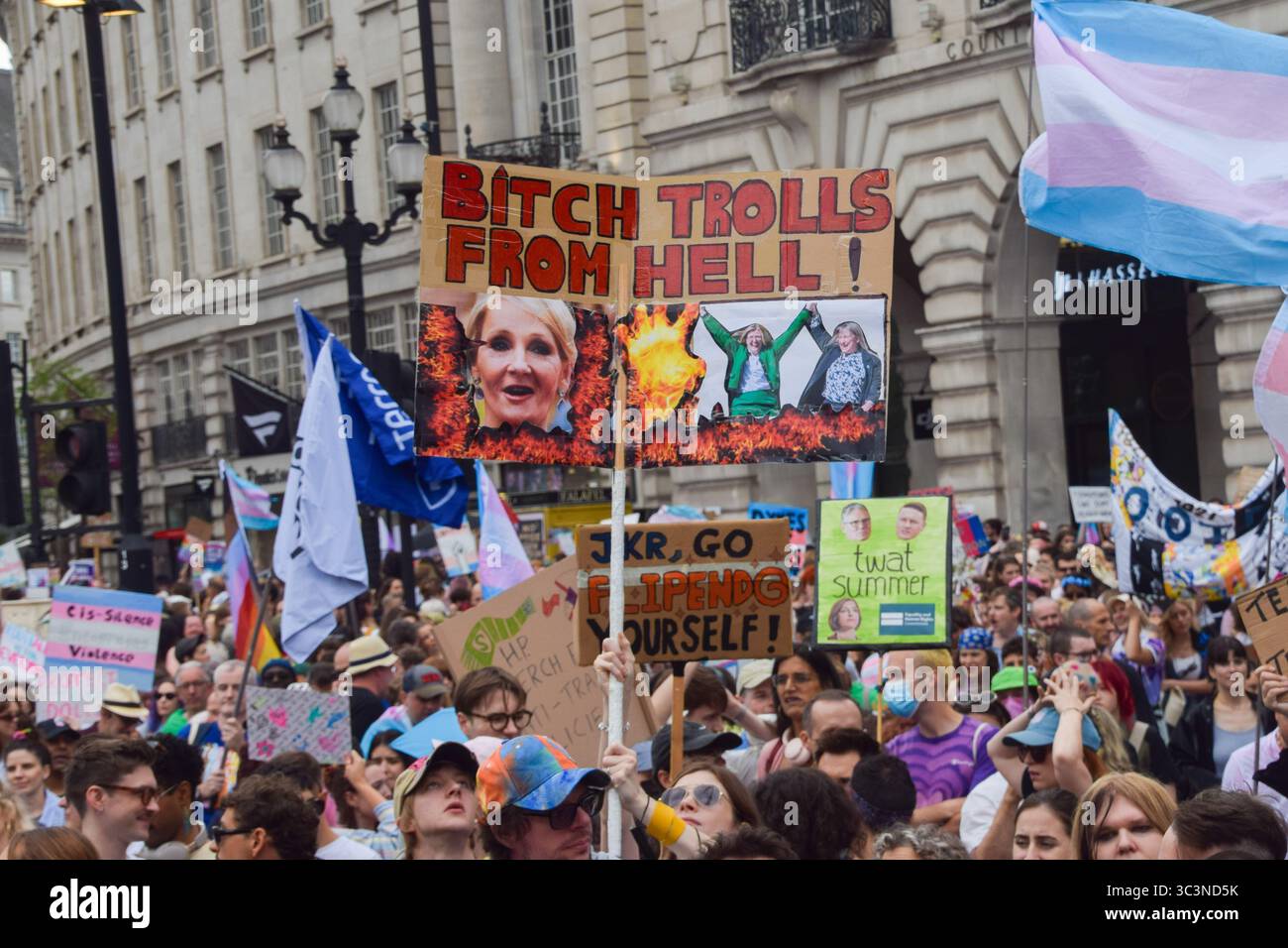 London, Großbritannien. Juli 2025. Die Teilnehmer machen ihre Gefühle über JK Rowling und die Director Susan Smith und Marion Calder bekannt, deren Fall zur Entscheidung des Obersten Gerichtshofs über die Definition einer Frau während des London Trans Pride 2025 führte. Quelle: Vuk Valcic/Alamy Live News Stockfoto