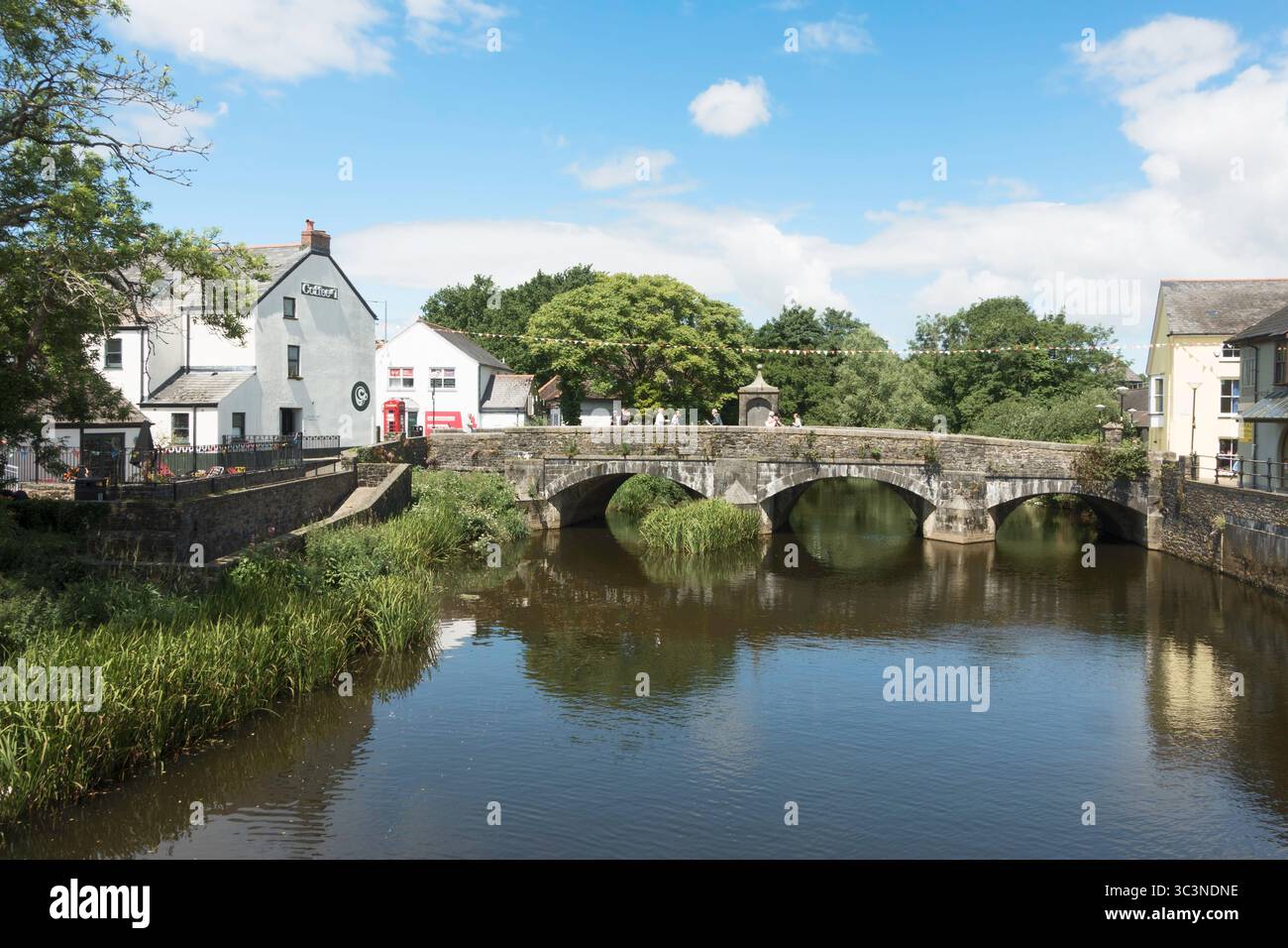 Die denkmalgeschützte Old Bridge über den Fluss Cleddau in Haverfordwest, Pembrokeshire, Wales, Großbritannien Stockfoto