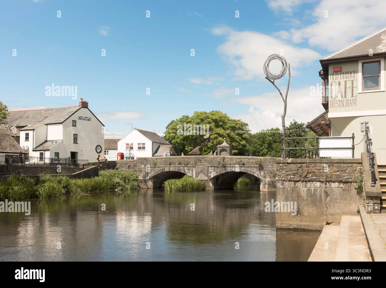 Die denkmalgeschützte Old Bridge über den Fluss Cleddau in Haverfordwest, Pembrokeshire, Wales, Großbritannien Stockfoto
