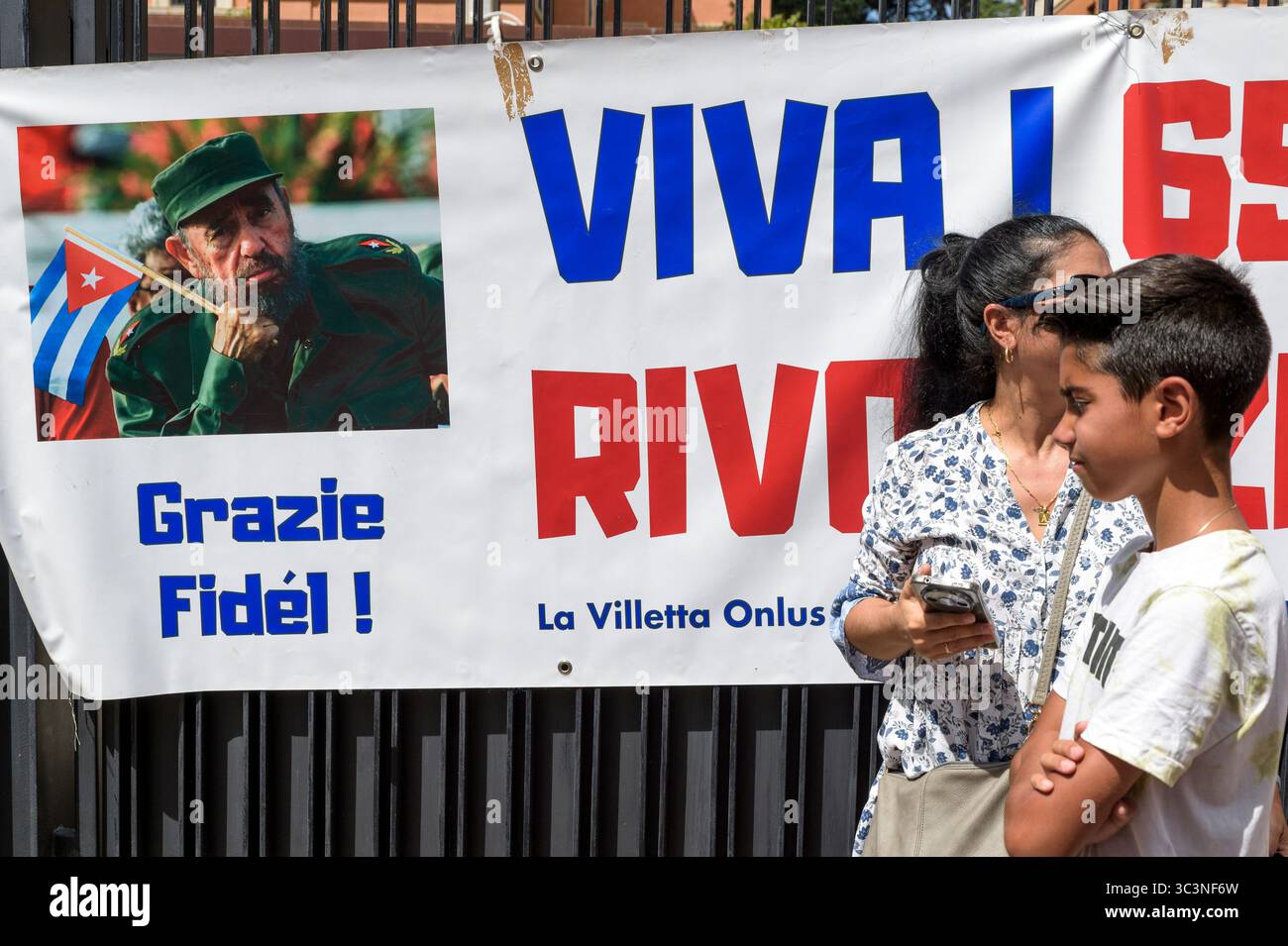Rom, Italien. Juli 2025. Ein großes Banner zeigt das Foto von Fidel Castro und unter dem Slogan „Danke Fidel!“ Anlässlich der Feier des Tages der nationalen Rebellion, die von der kubanischen Gemeinschaft organisiert wurde und an der italienische Verbände, die die kubanische Revolution unterstützen, teilnahmen, Vertreter kommunistischer Parteien und Bewegungen vor der kubanischen Botschaft in Rom. Quelle: ZUMA Press, Inc./Alamy Live News Stockfoto
