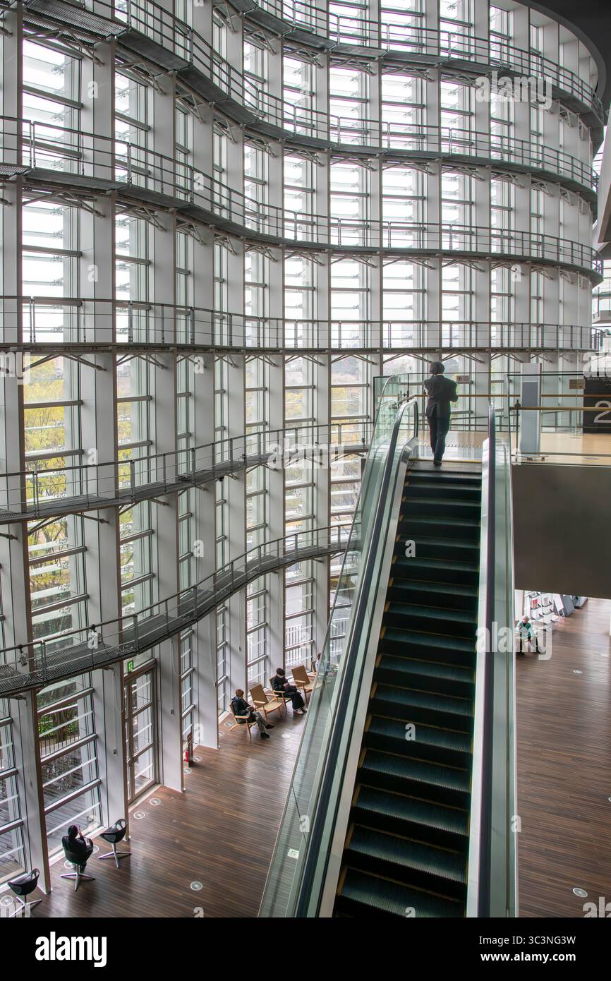 Tokio, Japan-3. April 2025; Inneres des Nationalen Kunstzentrums und Museums im Roppongi-Viertel mit einem von Kisho Kurokawa entworfenen Gebäude Stockfoto