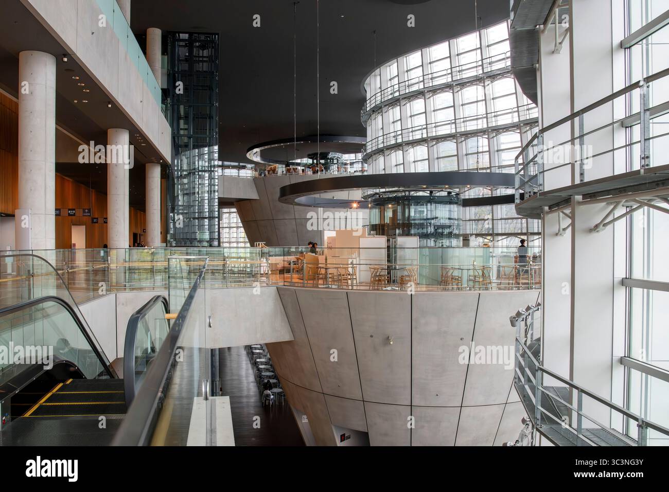 Tokio, Japan-3. April 2025; Inneres des Nationalen Kunstzentrums und Museums im Roppongi-Viertel mit einem von Kisho Kurokawa entworfenen Gebäude Stockfoto